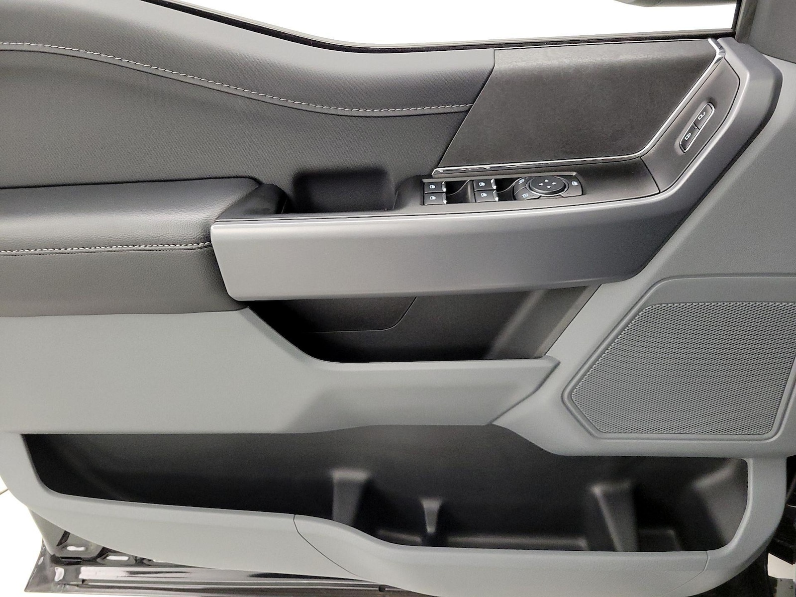 2025 Ford F-150 XLT - Photo 13