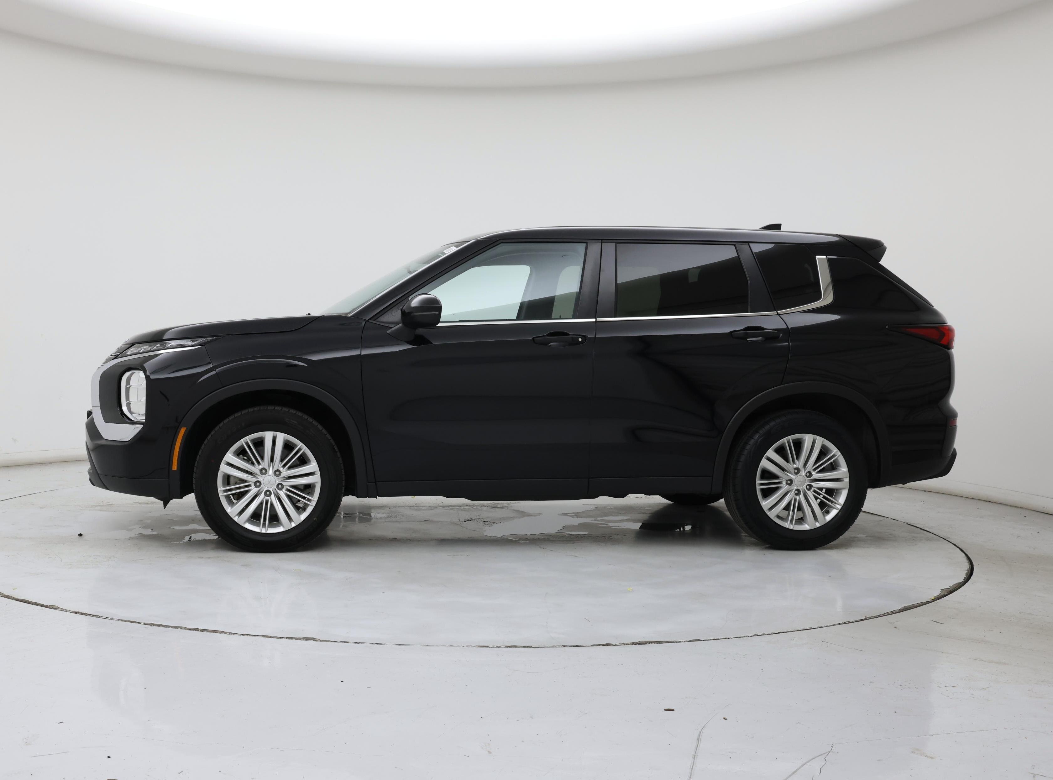 Thumbnail: 2024 Mitsubishi Outlander - 3