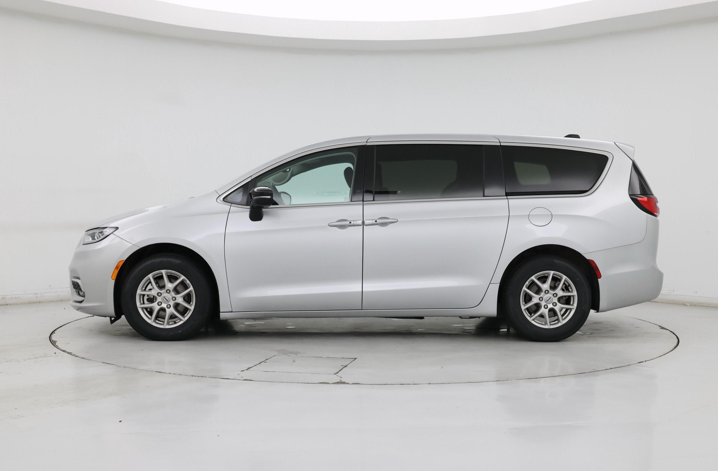 Thumbnail: 2024 Chrysler Pacifica - 3