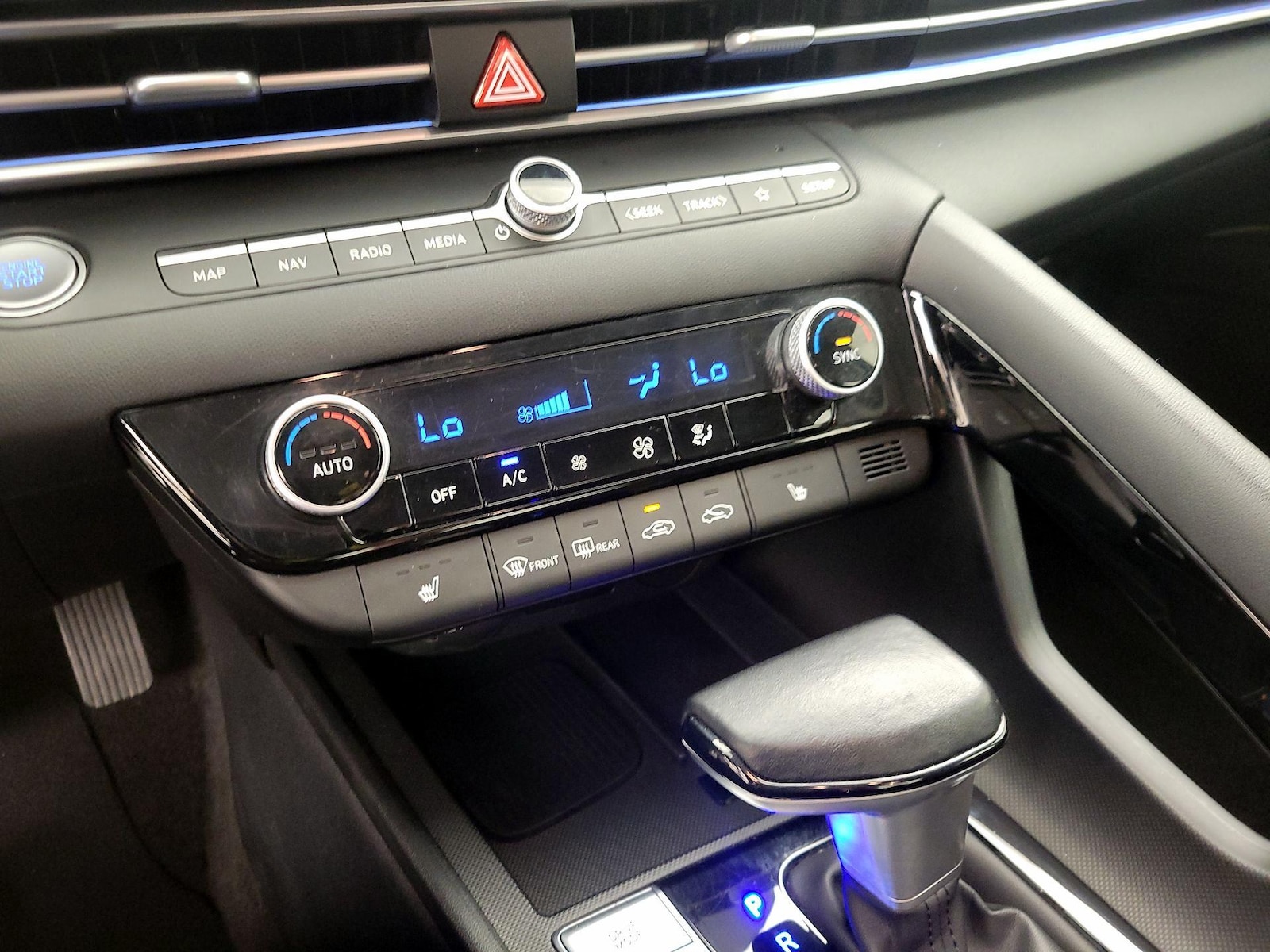 2024 Hyundai Elantra Limited - Photo 18
