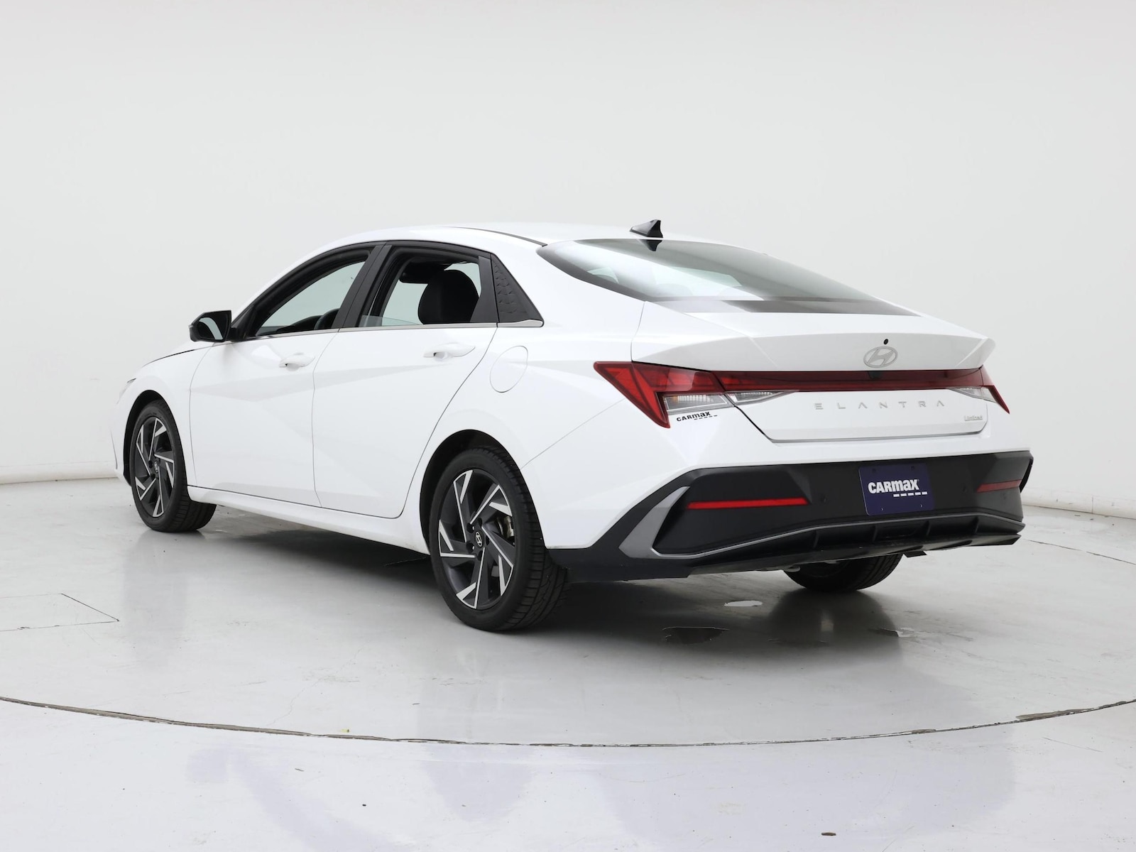 2024 Hyundai Elantra Limited - Photo 3