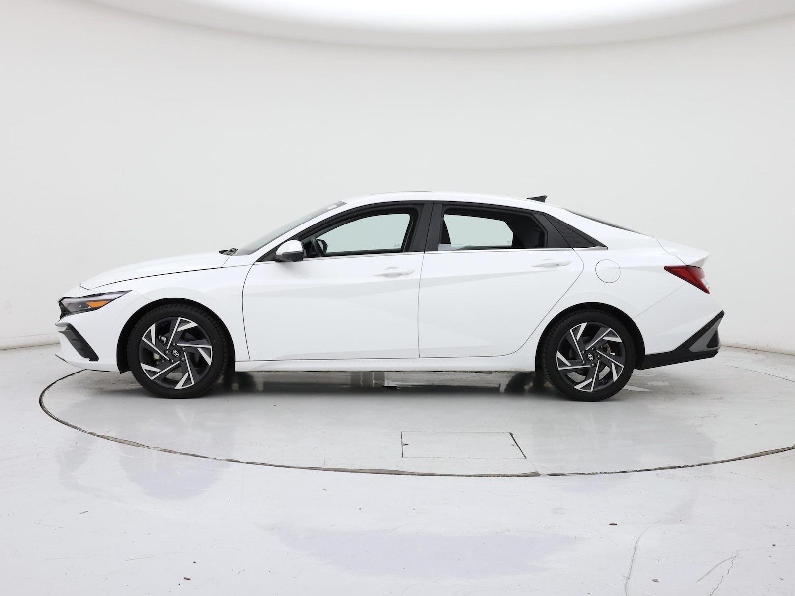 2024 Hyundai Elantra Limited - Photo 4