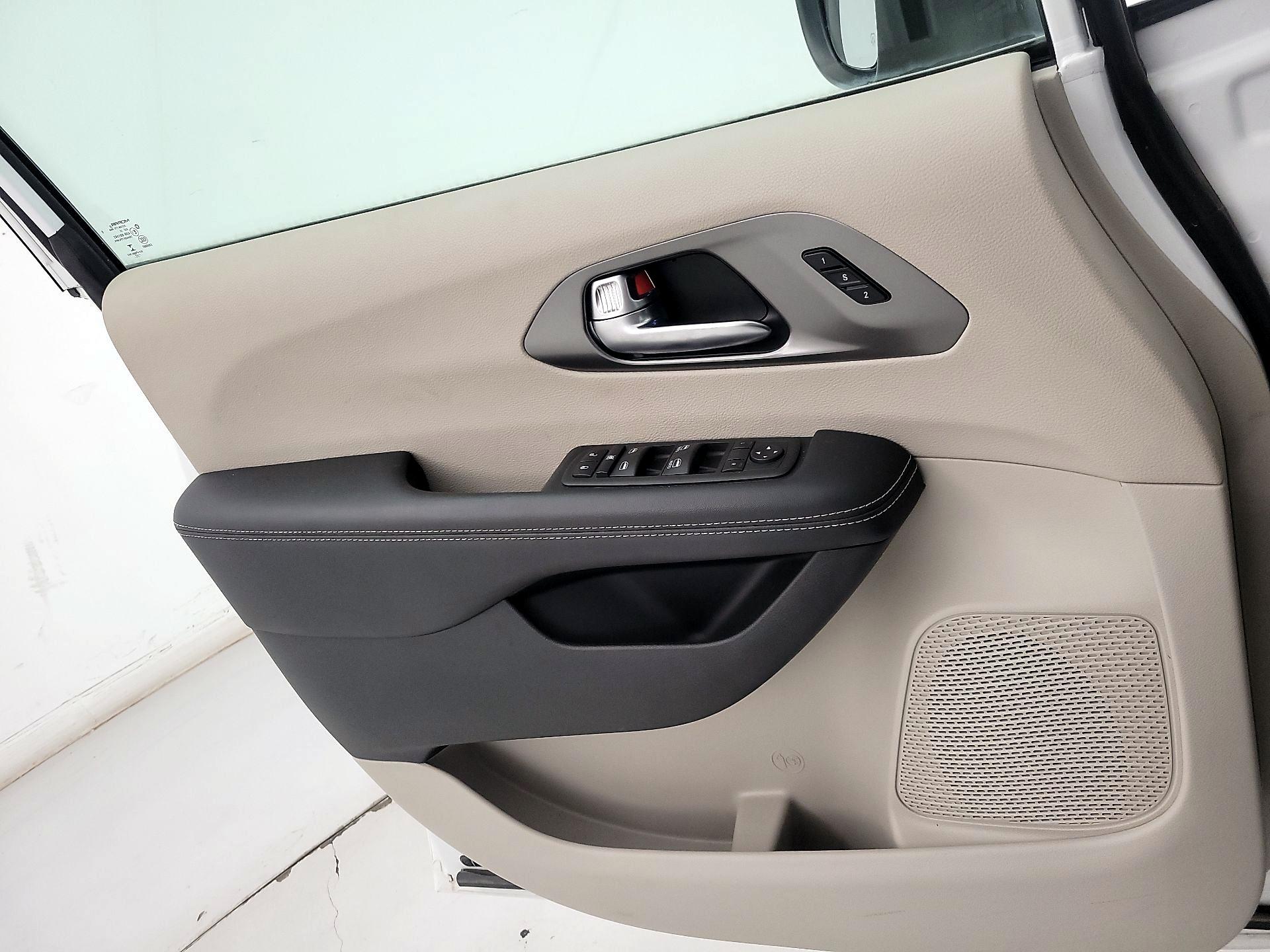 Thumbnail: 2023 Chrysler Pacifica - 12