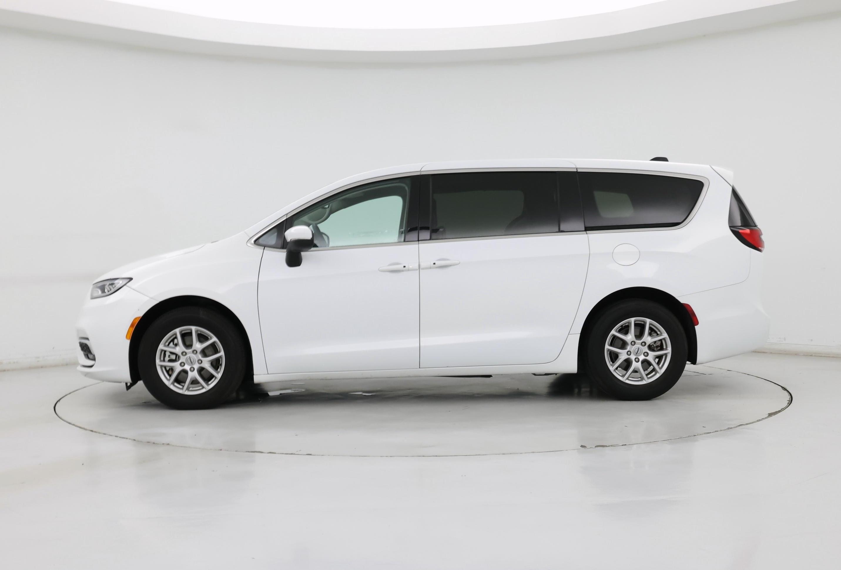 Thumbnail: 2023 Chrysler Pacifica - 3