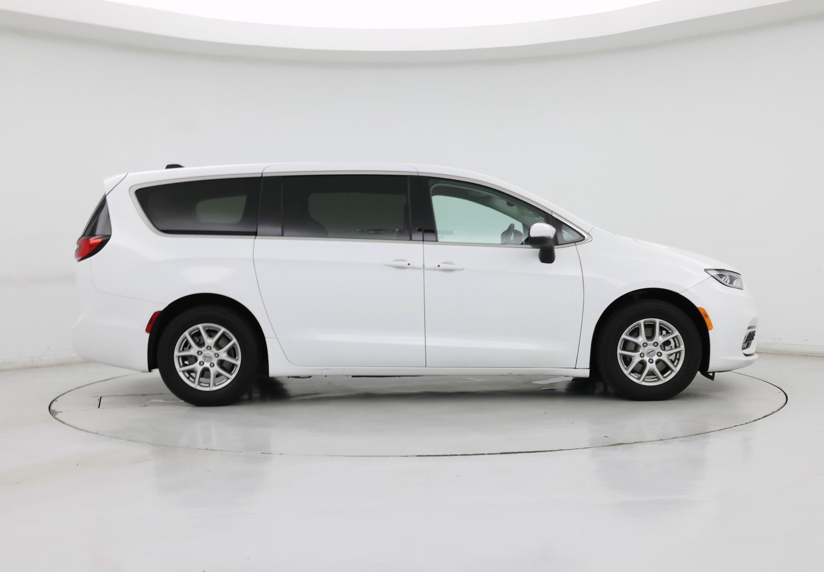Thumbnail: 2023 Chrysler Pacifica - 7