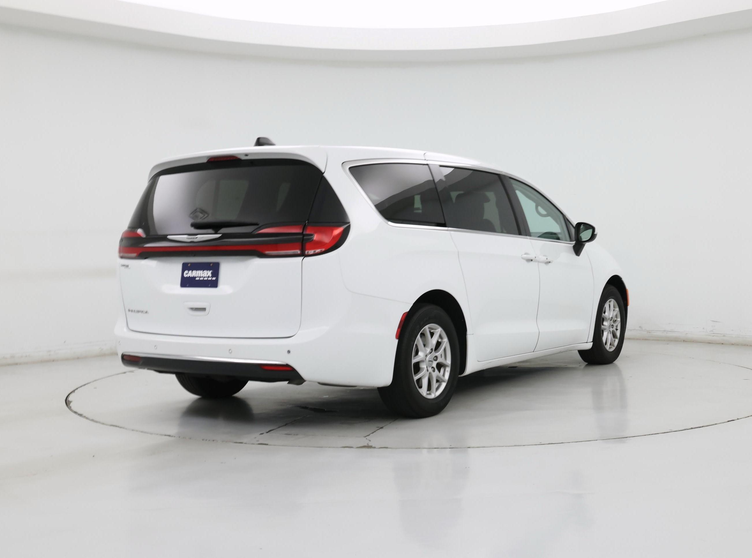 Thumbnail: 2023 Chrysler Pacifica - 8
