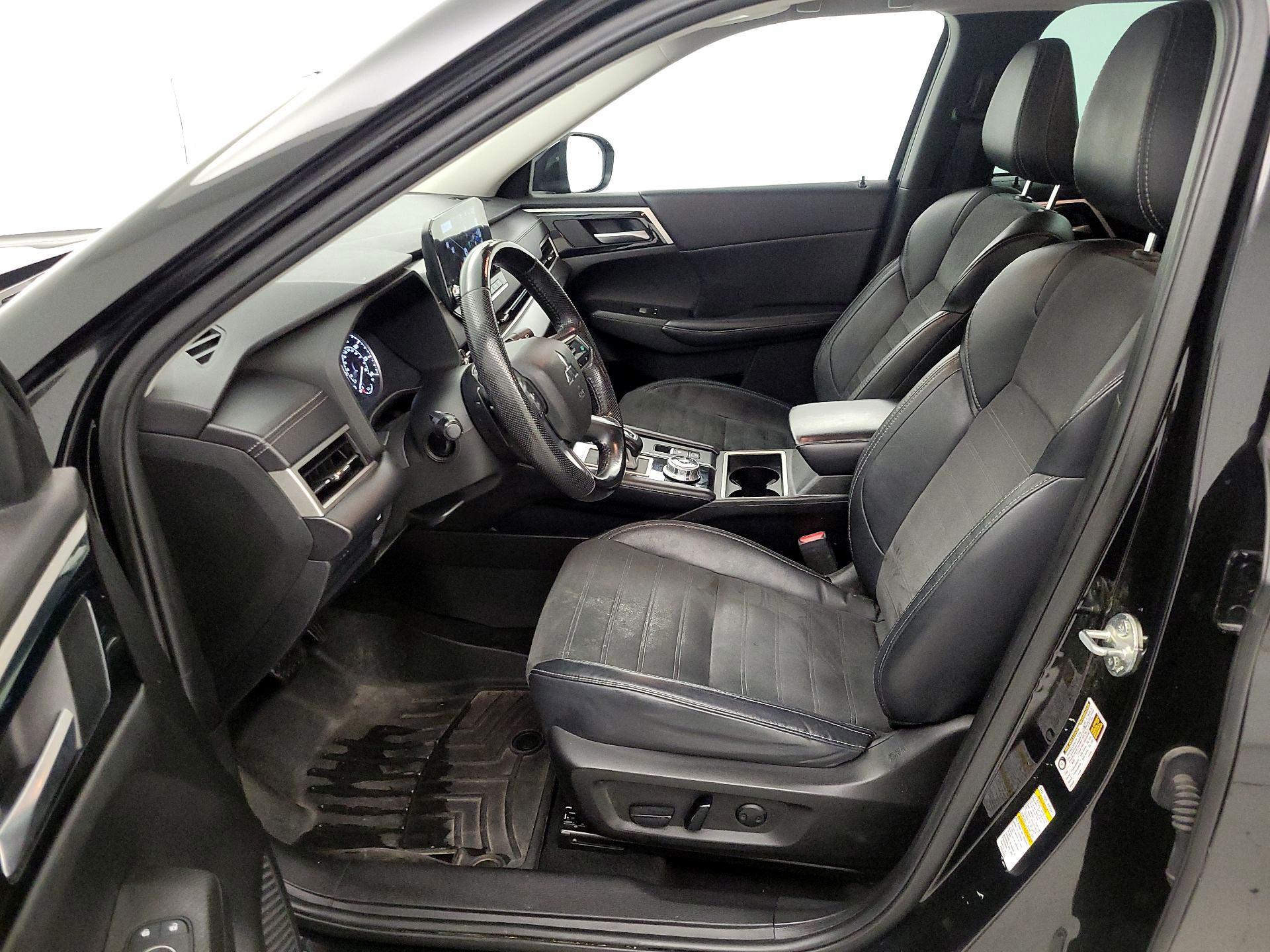 Thumbnail: 2023 Mitsubishi Outlander - 11
