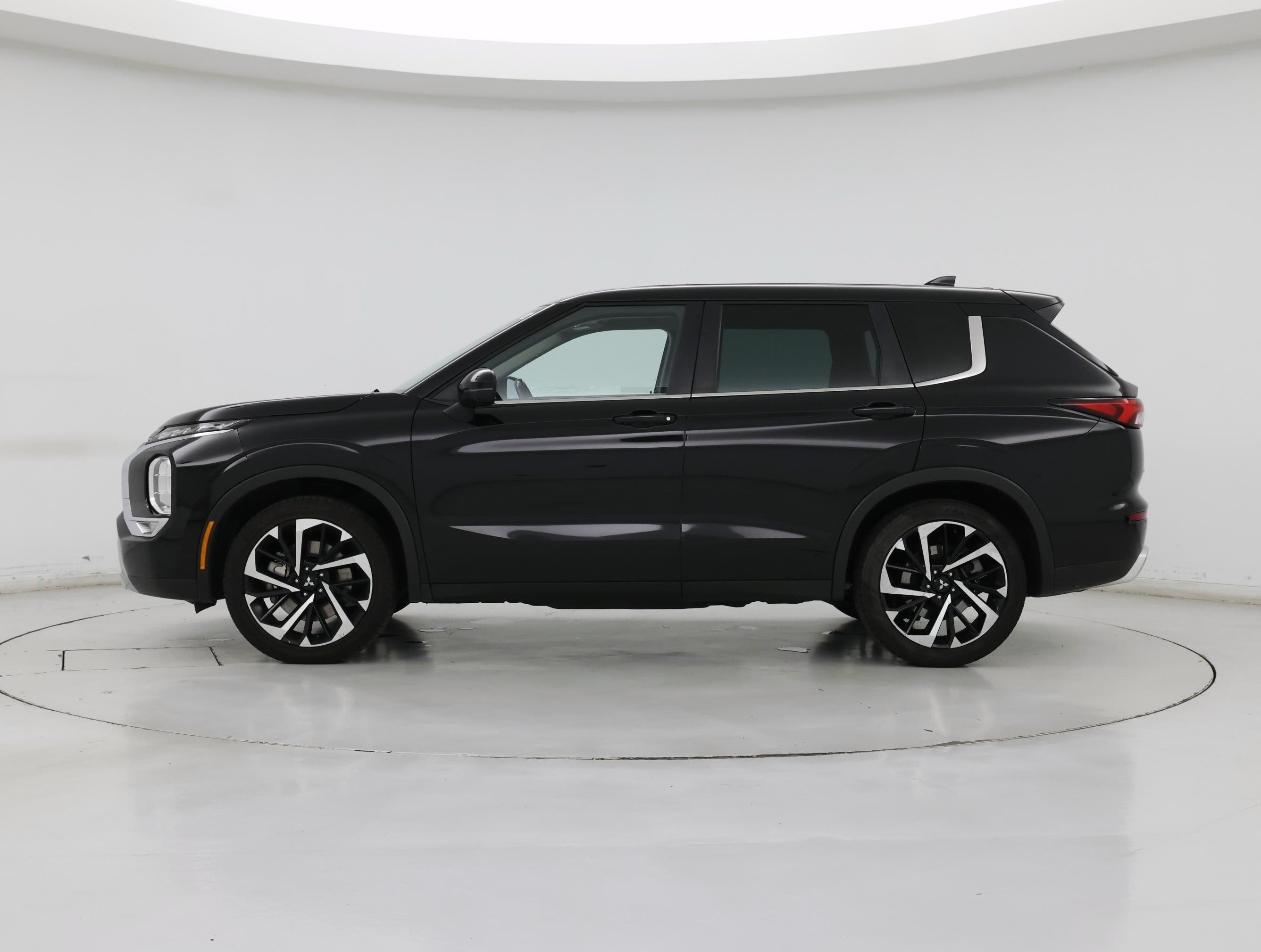 Thumbnail: 2023 Mitsubishi Outlander - 3