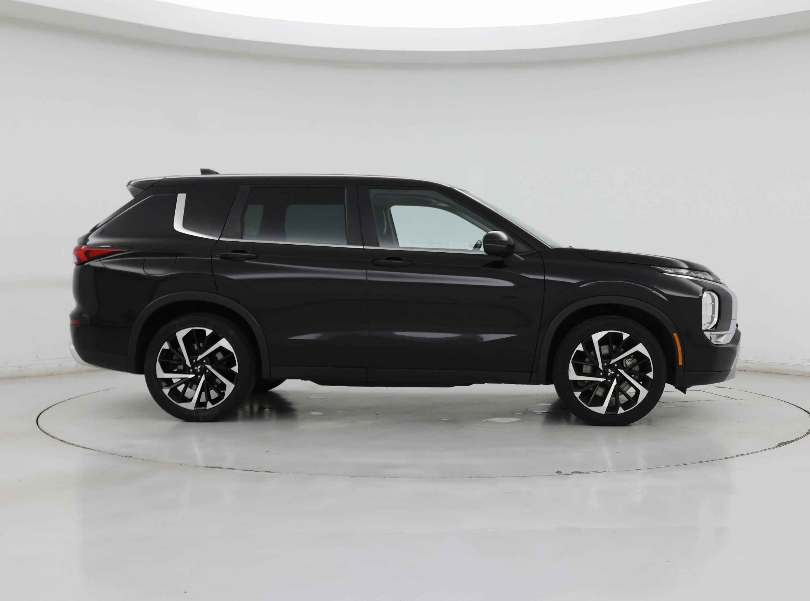 Thumbnail: 2023 Mitsubishi Outlander - 7