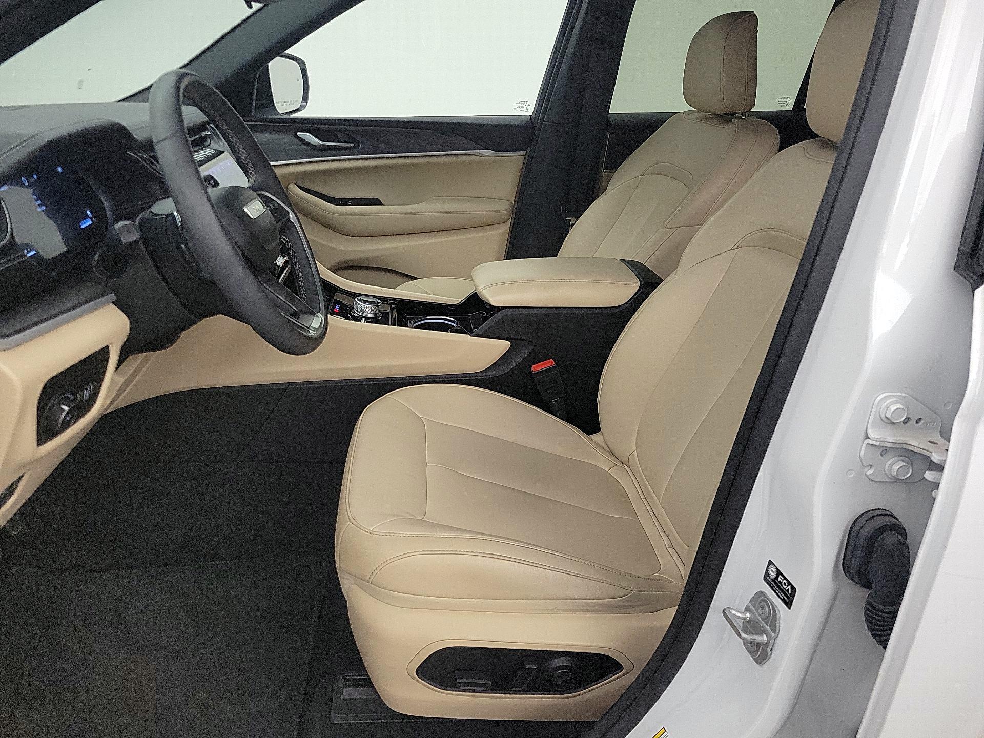 Thumbnail: 2023 Jeep Grand Cherokee - 11