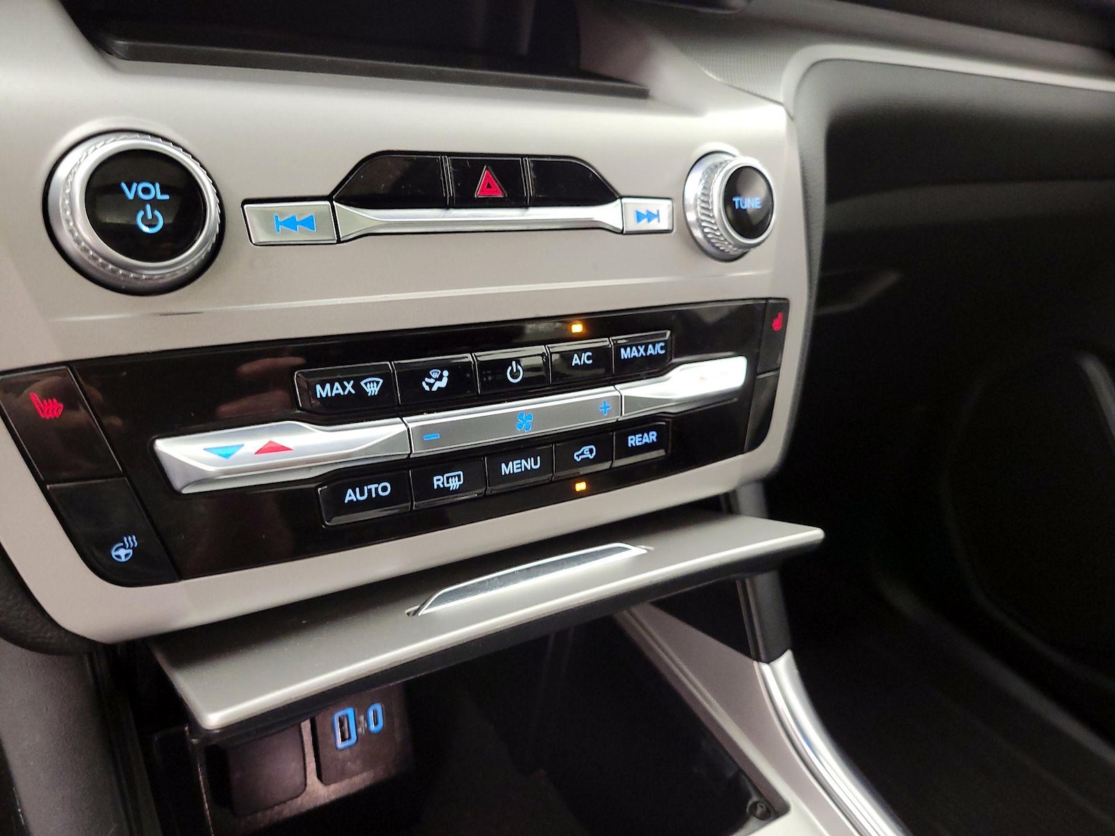 2023 Ford Explorer XLT - Photo 18