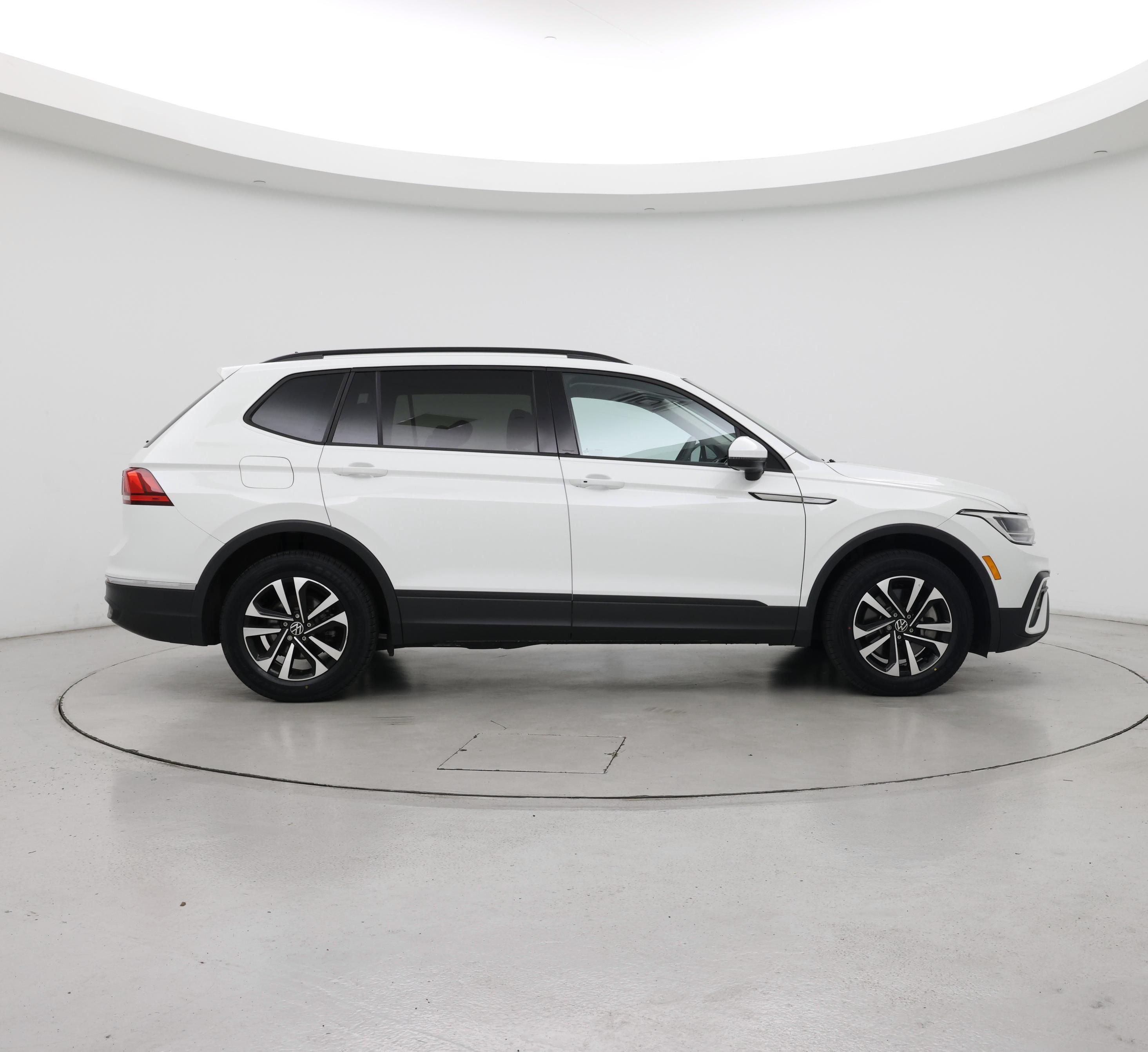 Thumbnail: 2023 Volkswagen Tiguan - 7