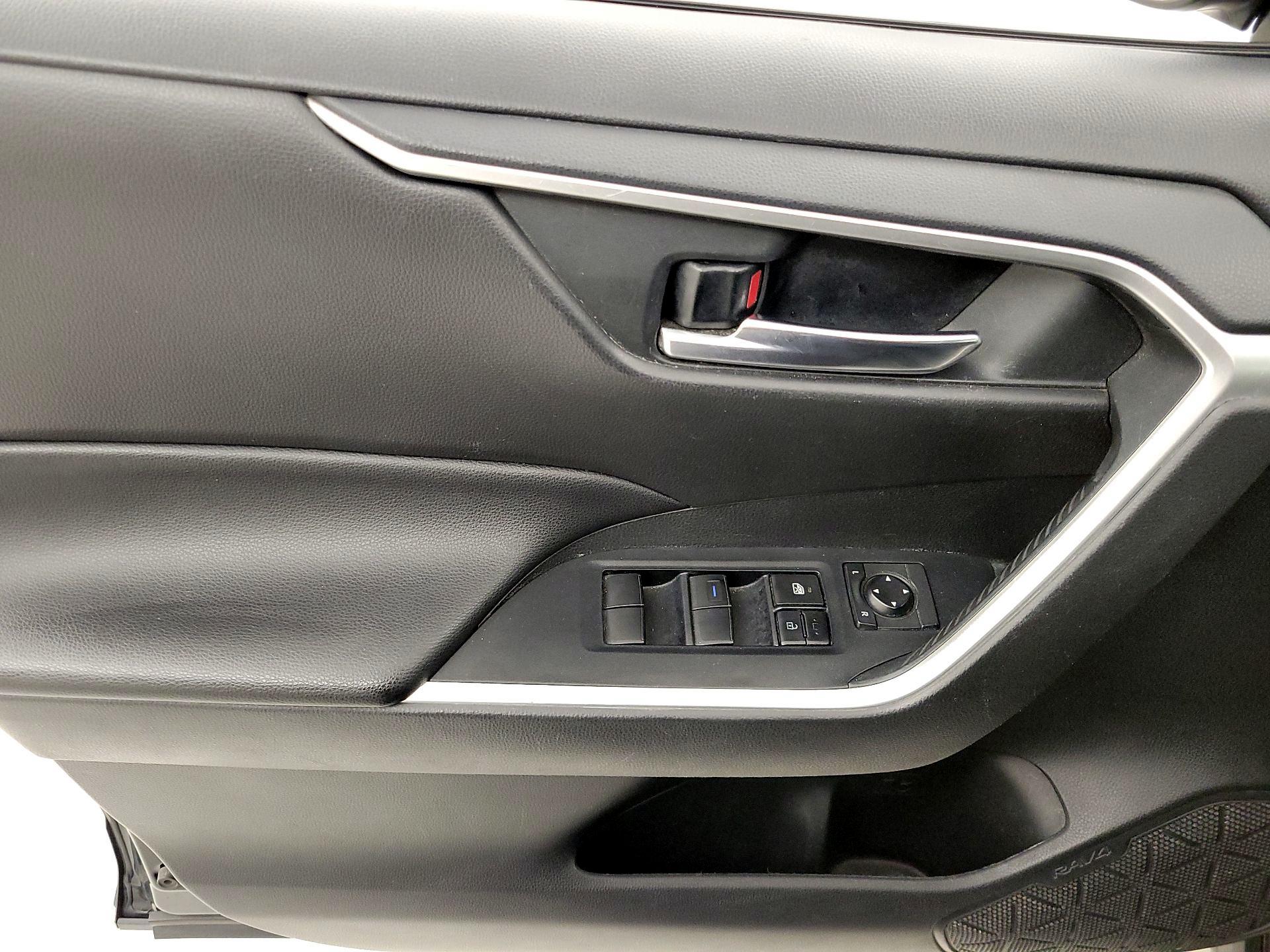 Thumbnail: 2020 Toyota RAV4 - 12