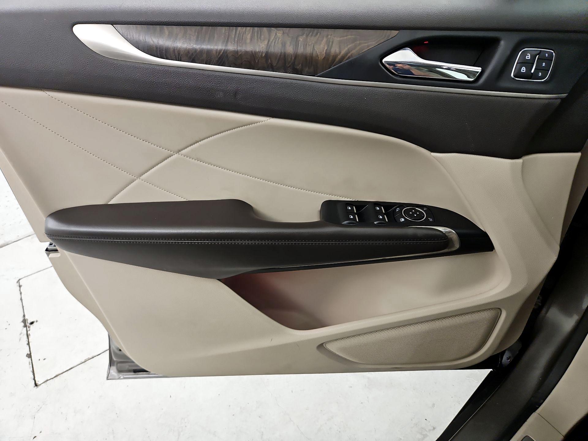 Thumbnail: 2017 Lincoln MKC - 12