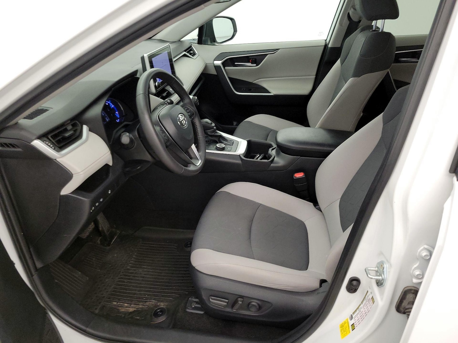 2024 Toyota RAV4 XLE - Photo 12