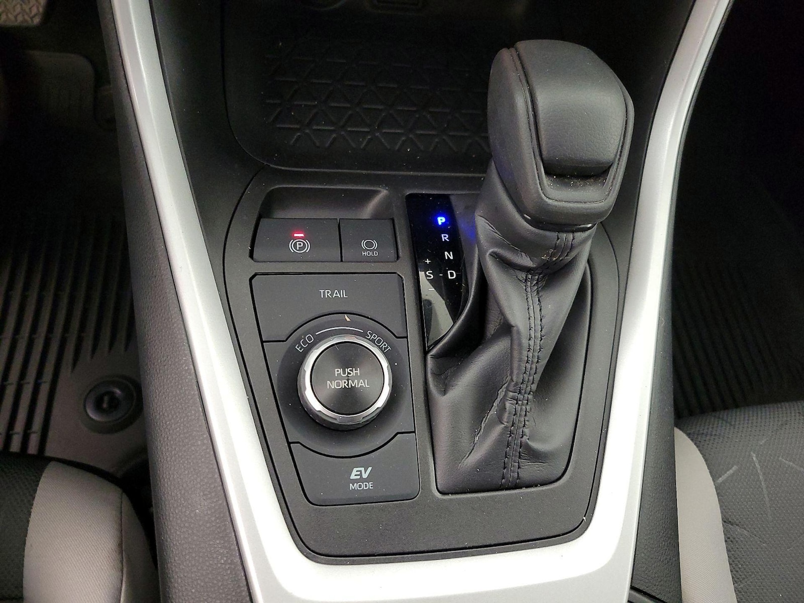 2024 Toyota RAV4 XLE - Photo 18