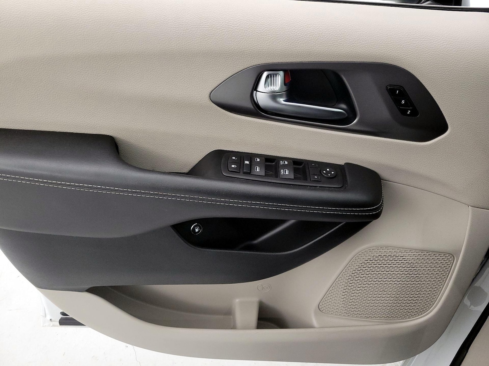 2024 Chrysler Pacifica PHEV Select - Photo 13