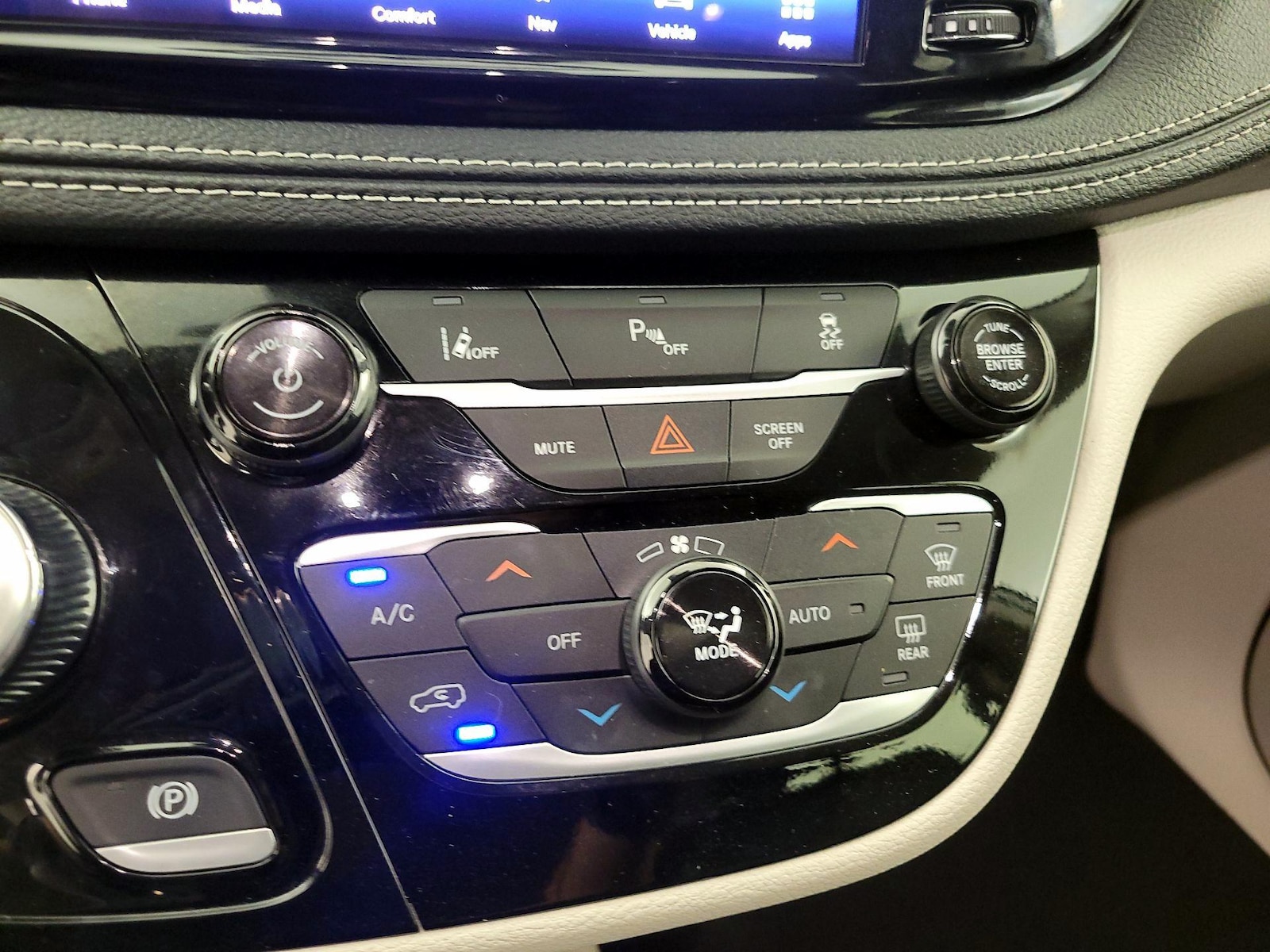 2024 Chrysler Pacifica PHEV Select - Photo 18