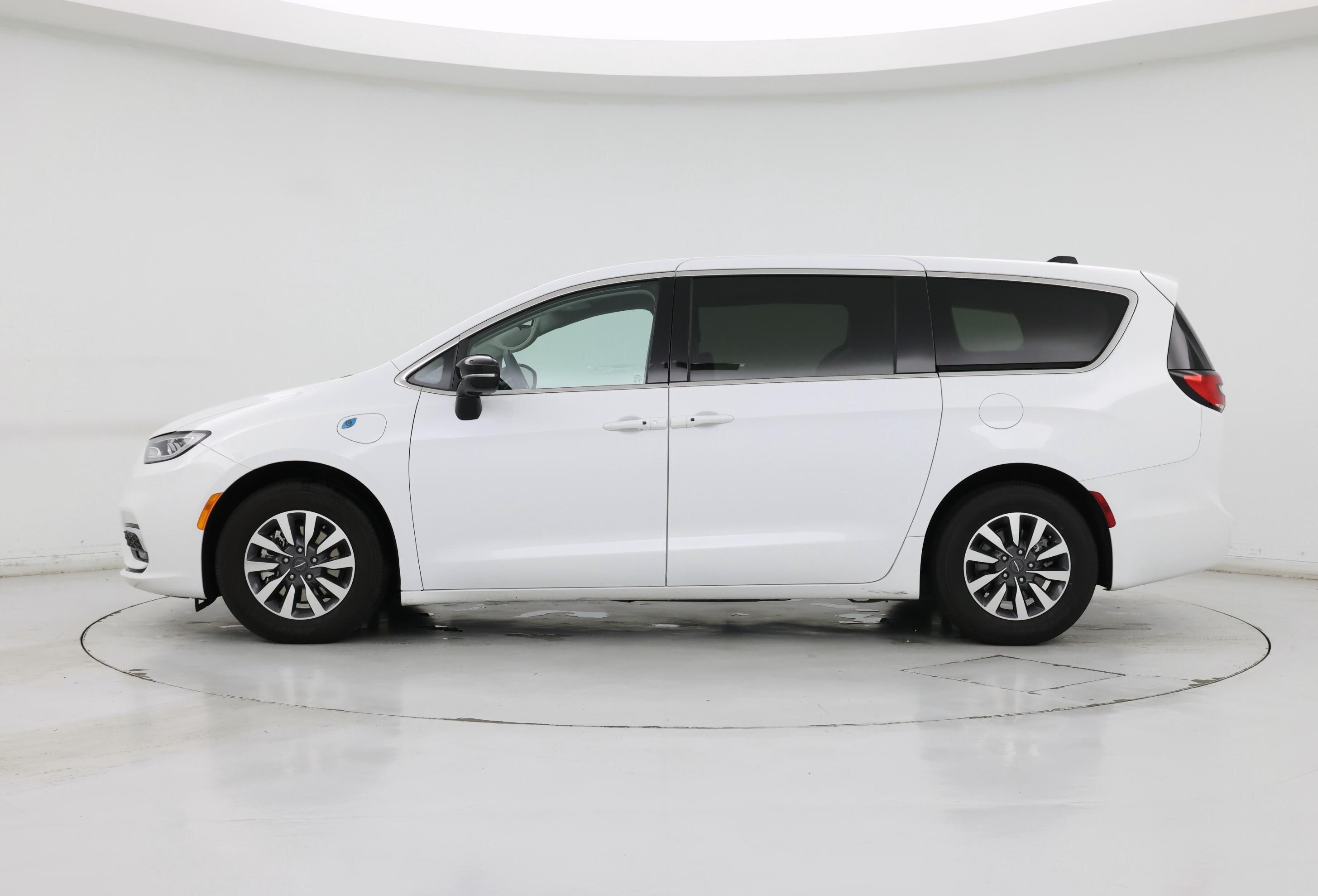 Thumbnail: 2024 Chrysler Pacifica - 3