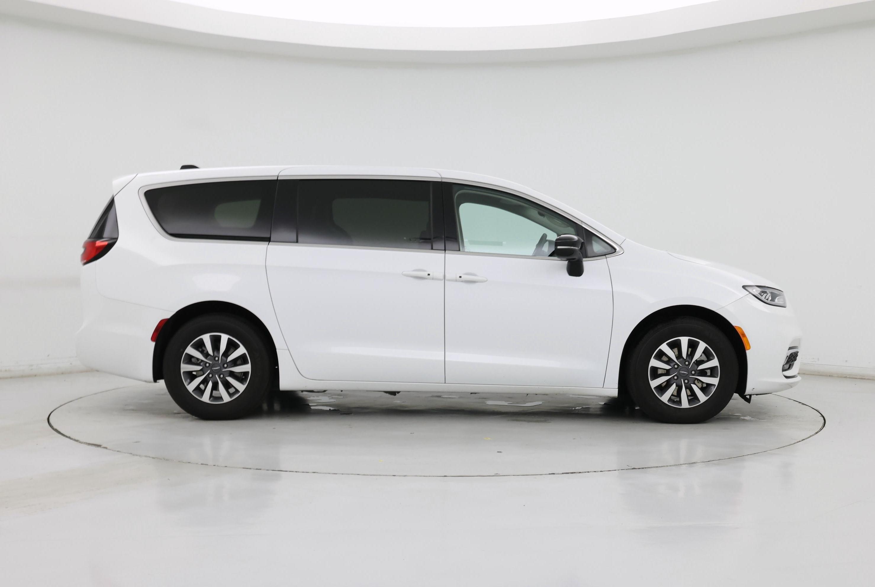 Thumbnail: 2024 Chrysler Pacifica - 7