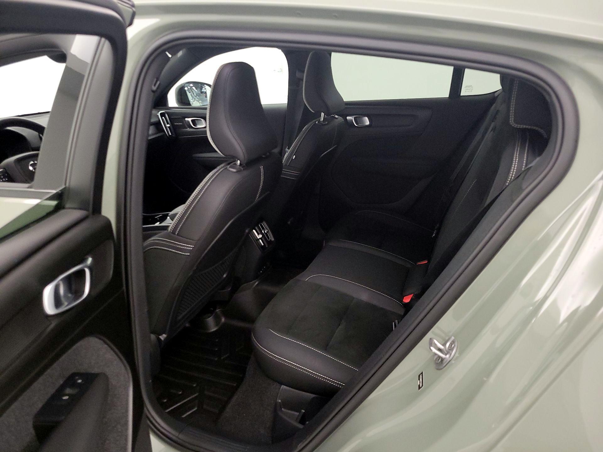 Thumbnail: 2023 Volvo C40 - 19