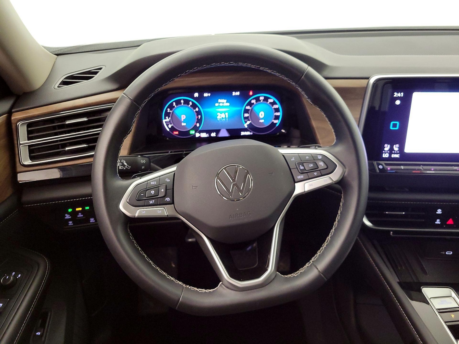 2025 Volkswagen Atlas SE w/Tech - Photo 11