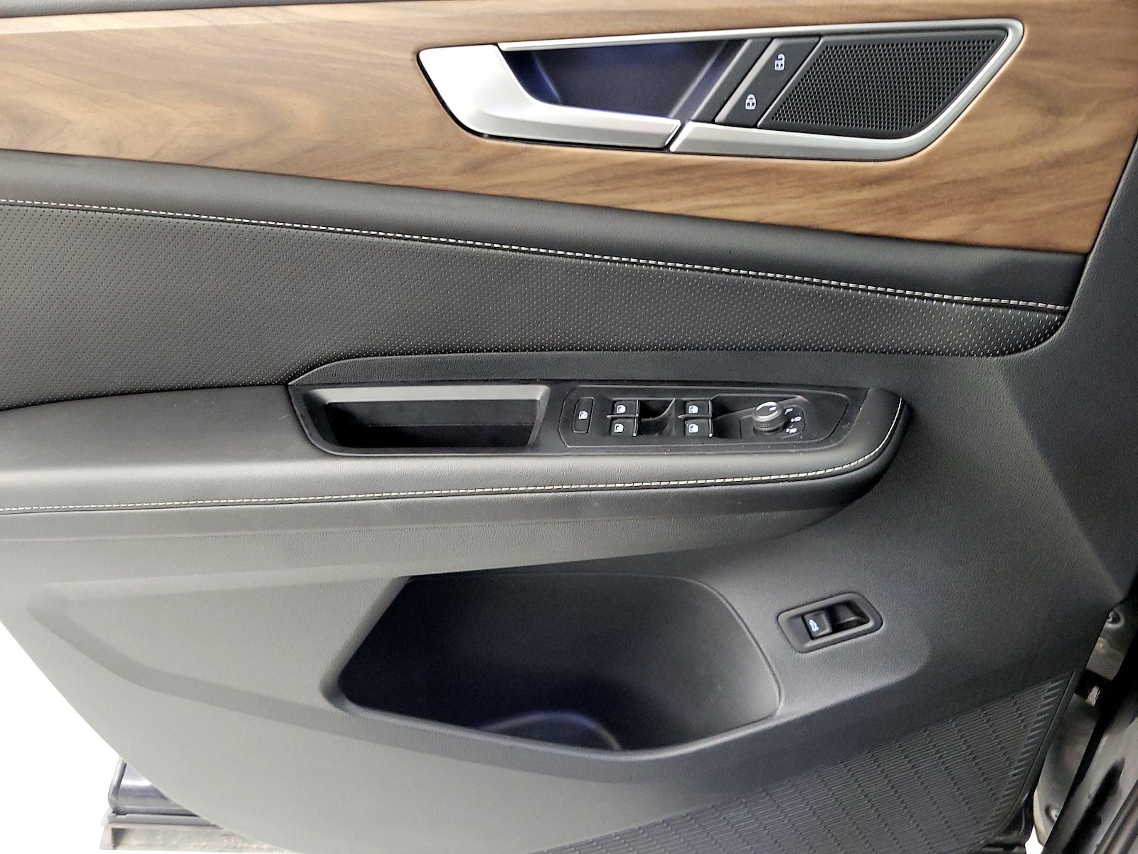 2025 Volkswagen Atlas SE w/Tech - Photo 13
