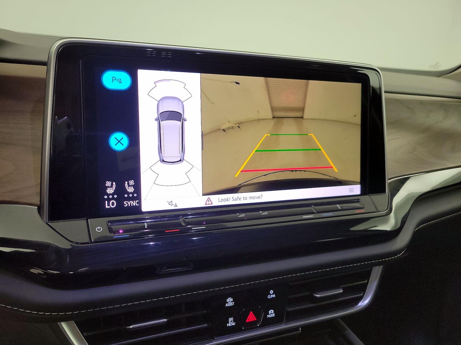 2025 Volkswagen Atlas SE w/Tech - Photo 15