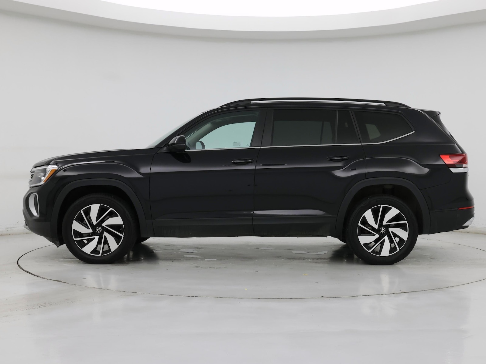 2025 Volkswagen Atlas SE w/Tech - Photo 4