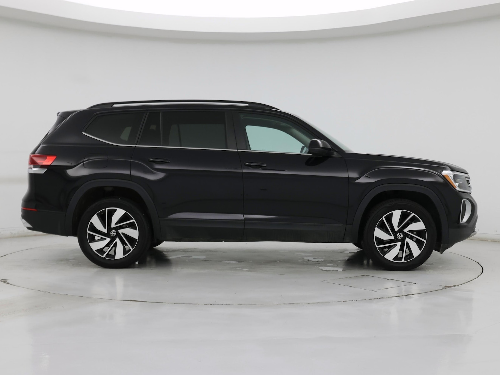 2025 Volkswagen Atlas SE w/Tech - Photo 8