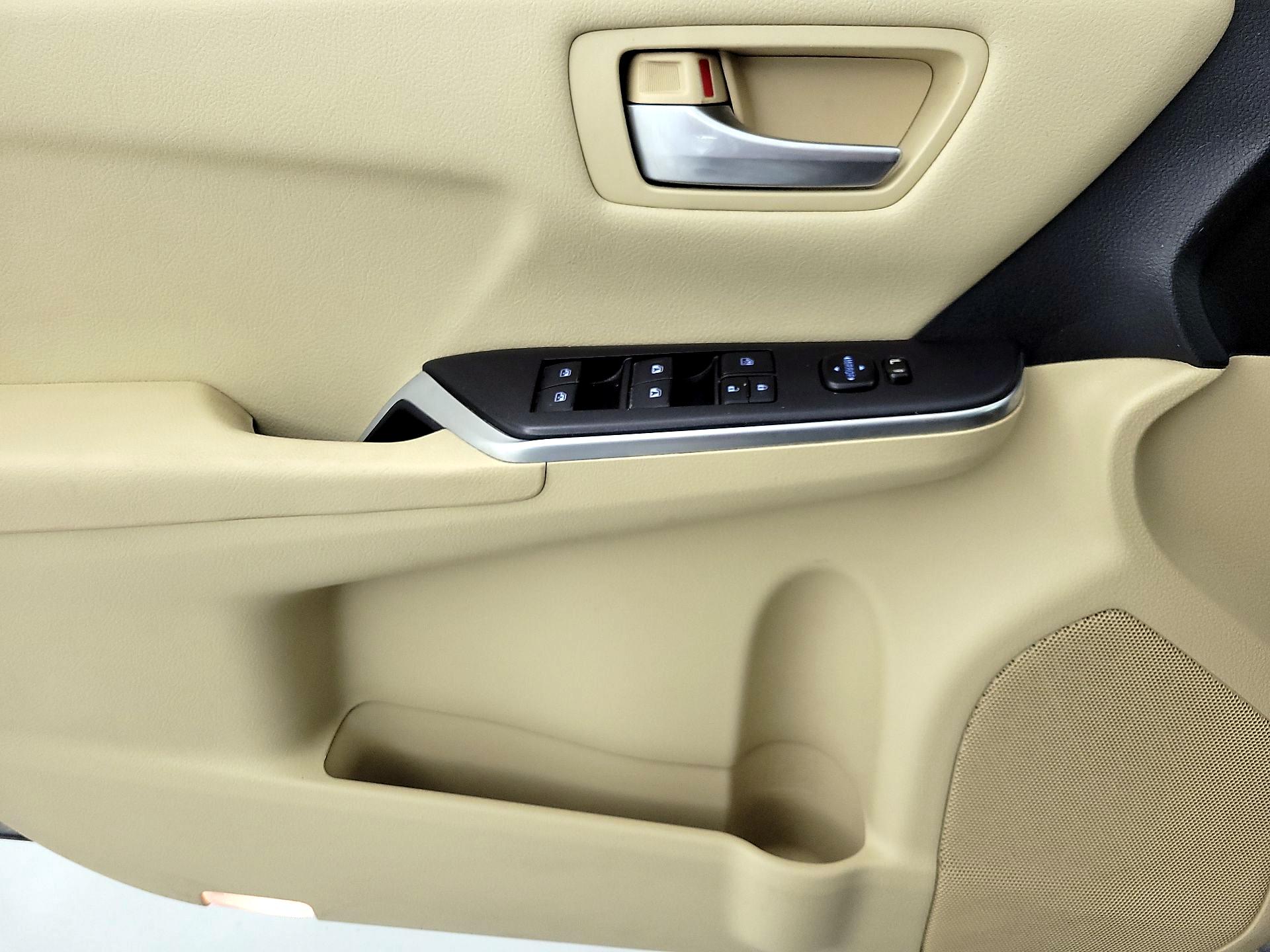 Thumbnail: 2016 Toyota Camry - 12