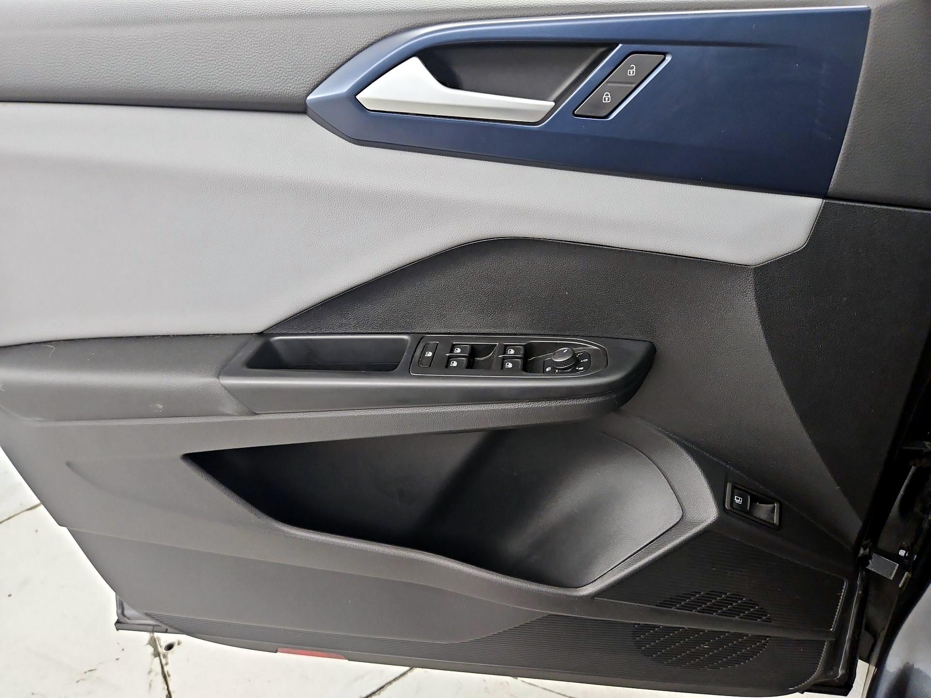 Thumbnail: 2022 Volkswagen Taos - 12