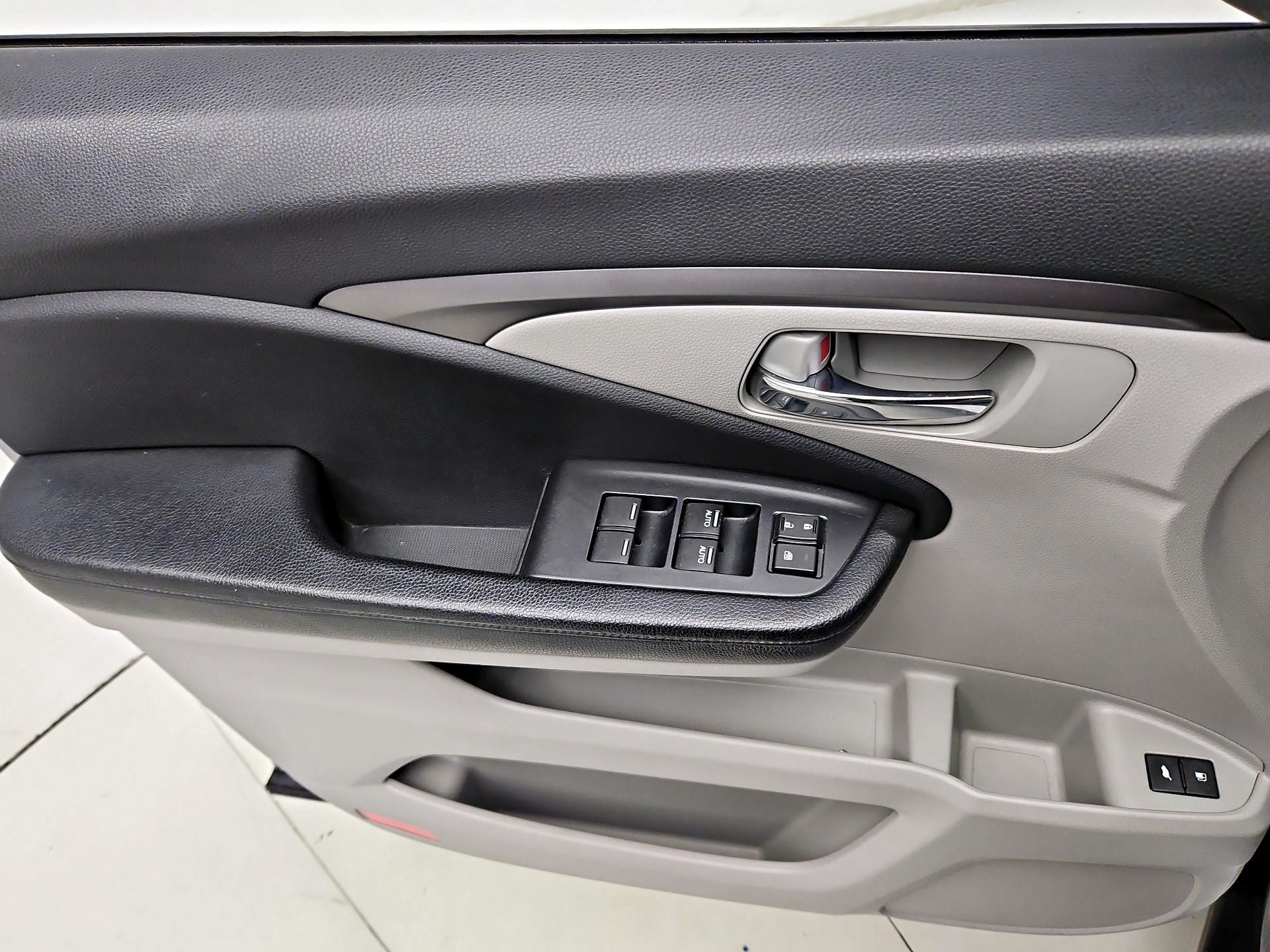 Thumbnail: 2017 Honda Pilot - 12