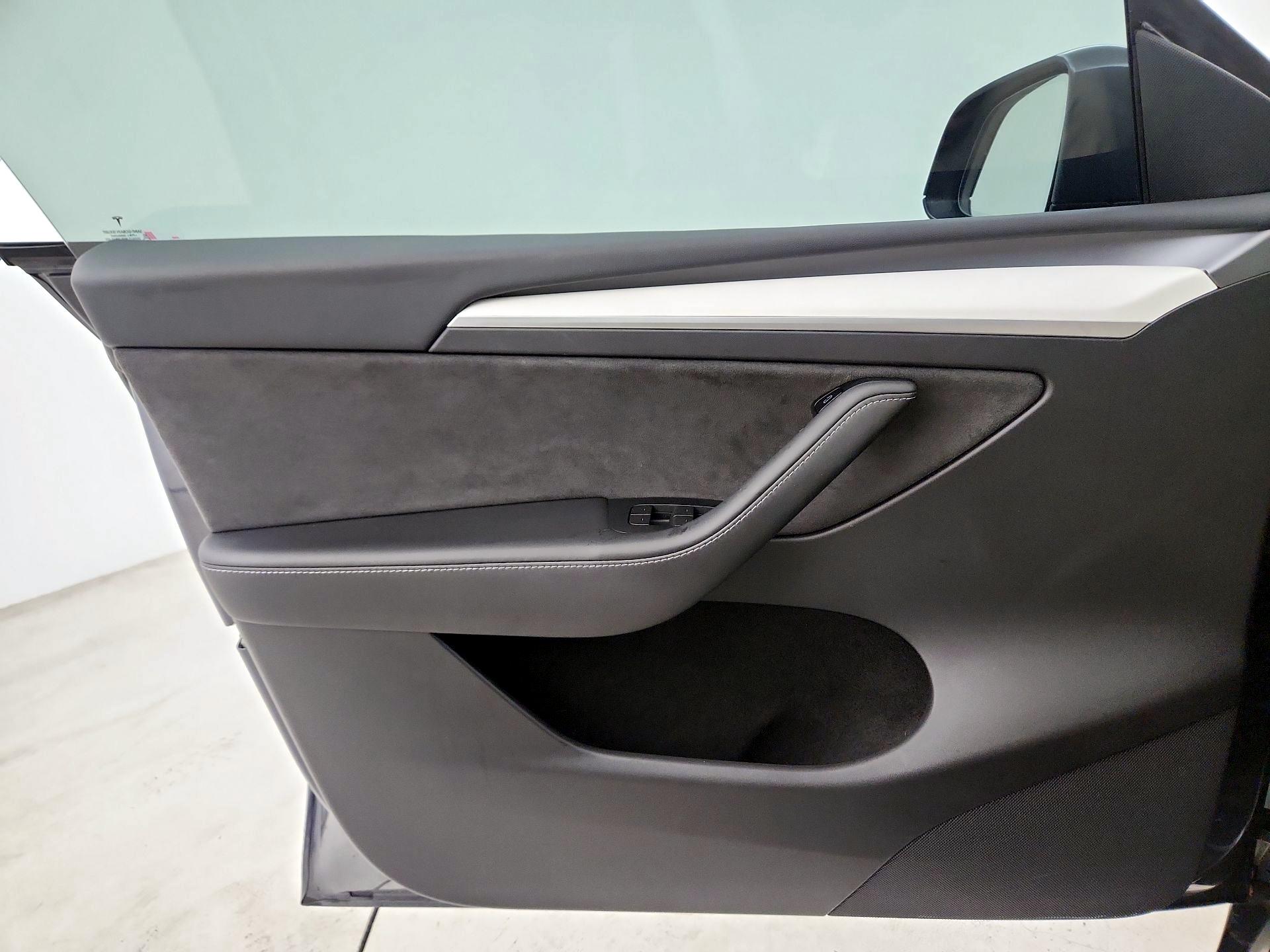 Thumbnail: 2023 Tesla Model Y - 10