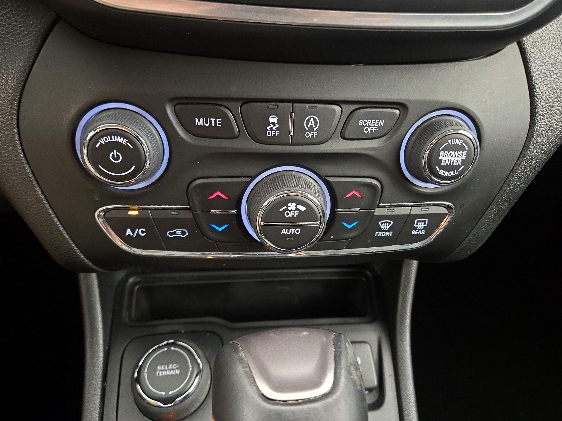 Thumbnail: 2022 Jeep Cherokee - 16