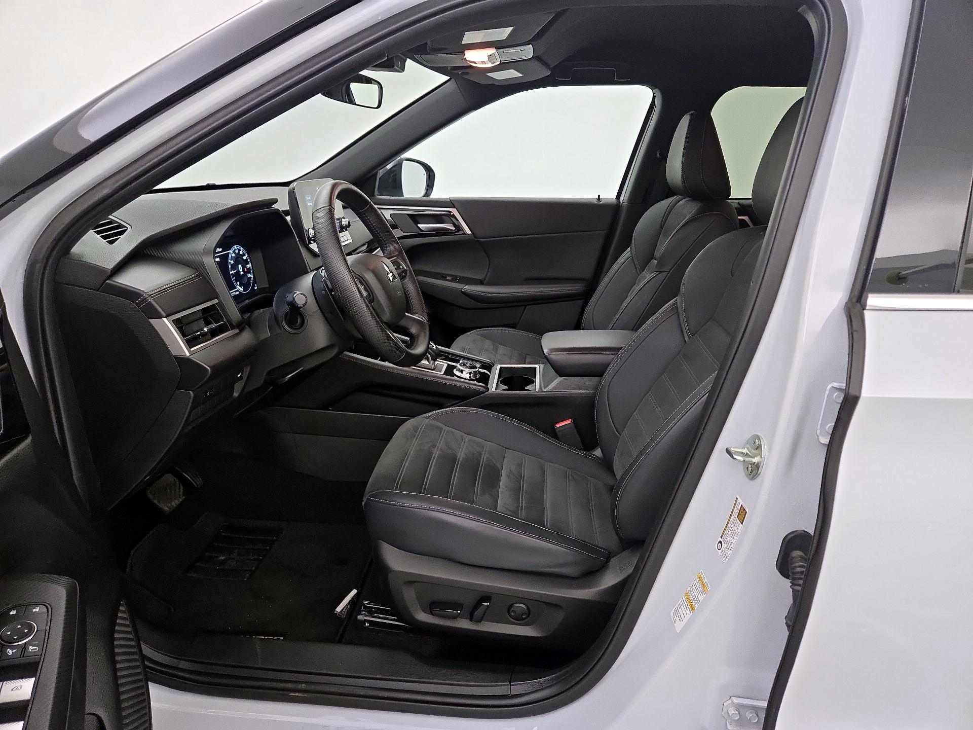 Thumbnail: 2024 Mitsubishi Outlander - 11