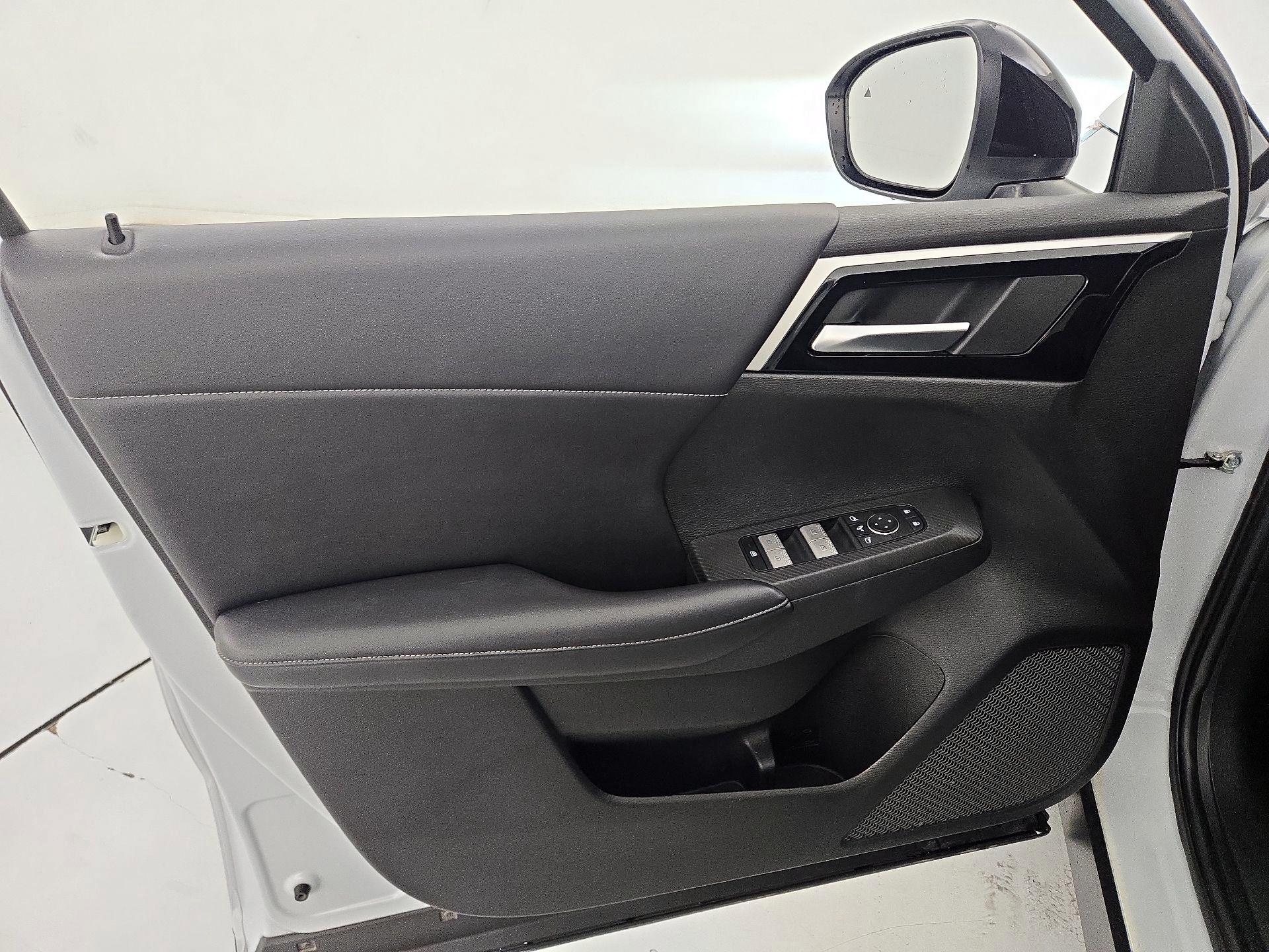 Thumbnail: 2024 Mitsubishi Outlander - 12