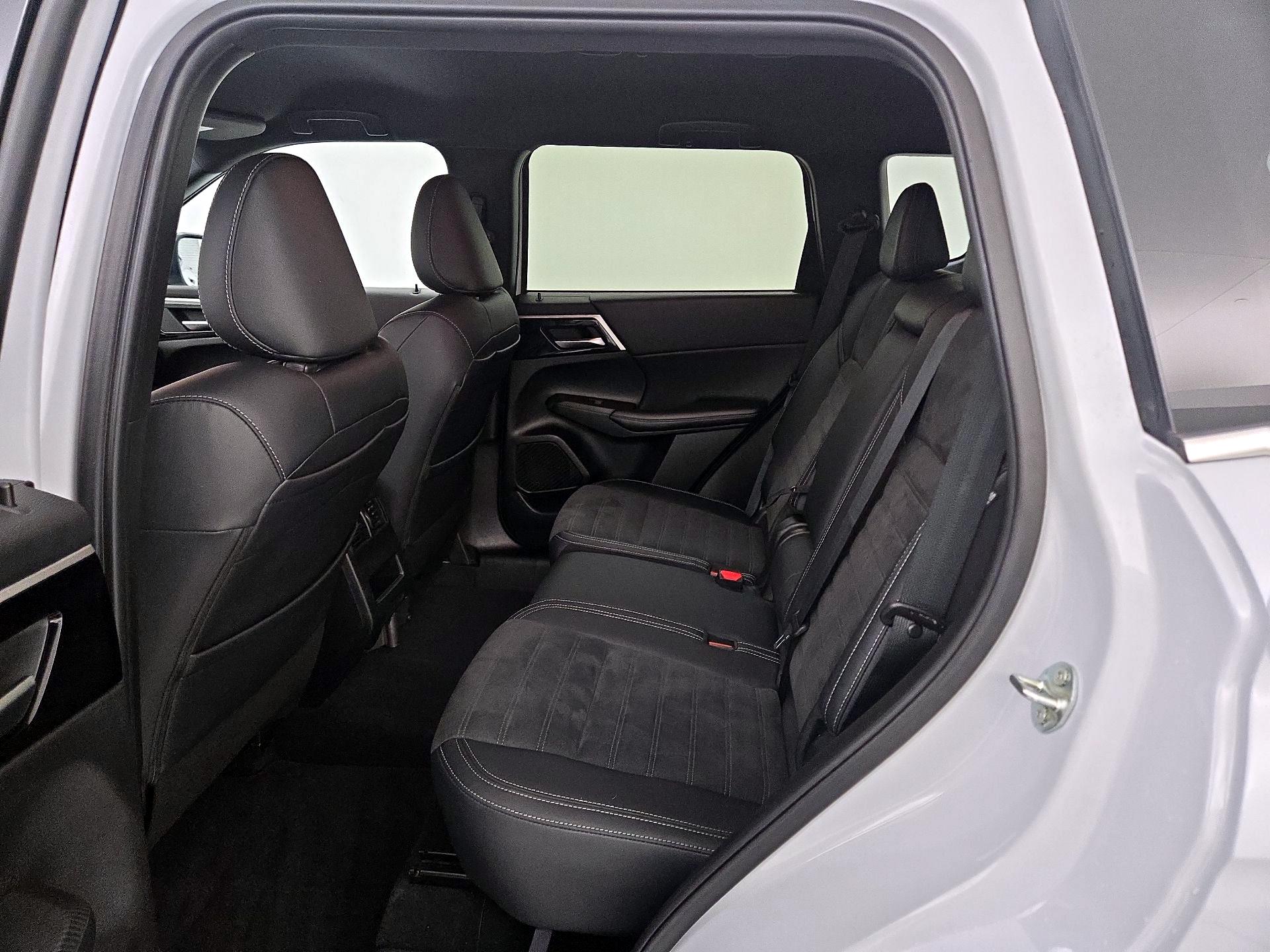Thumbnail: 2024 Mitsubishi Outlander - 20