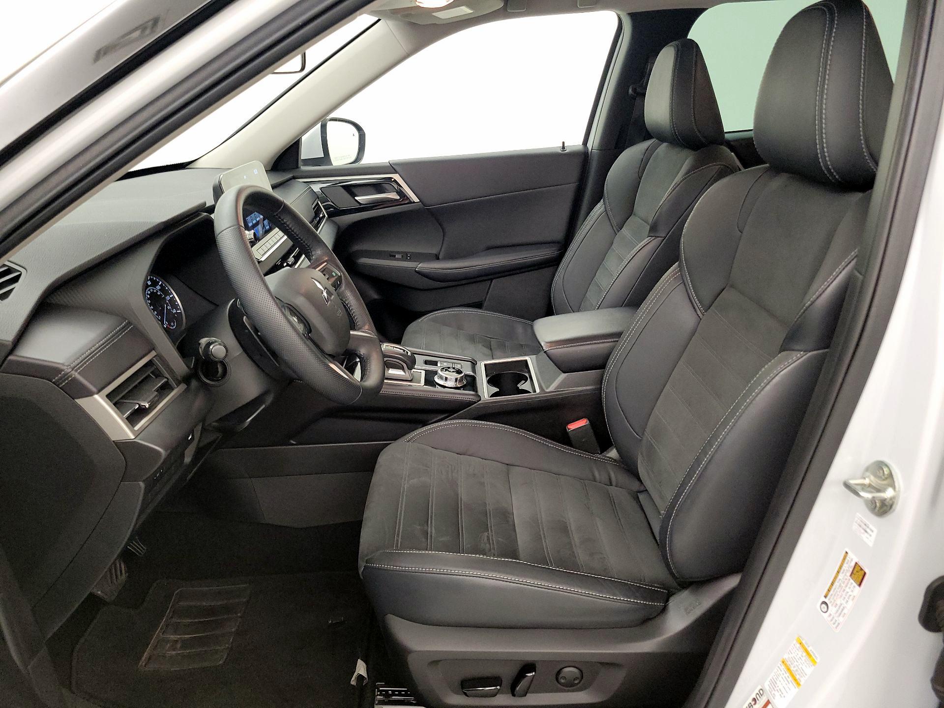 Thumbnail: 2022 Mitsubishi Outlander - 11