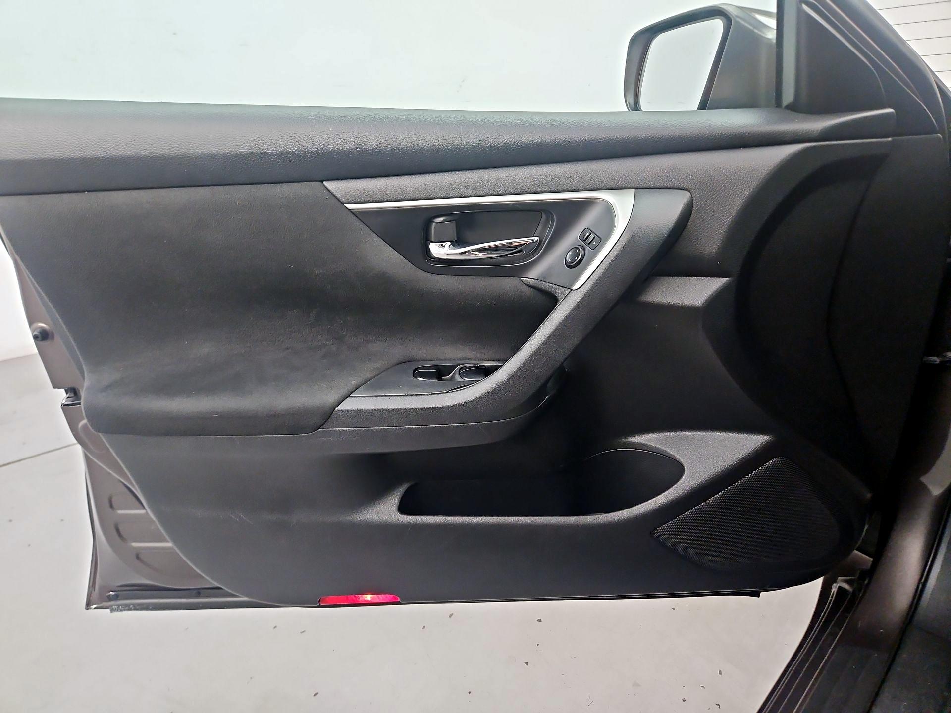 Thumbnail: 2015 Nissan Altima - 10