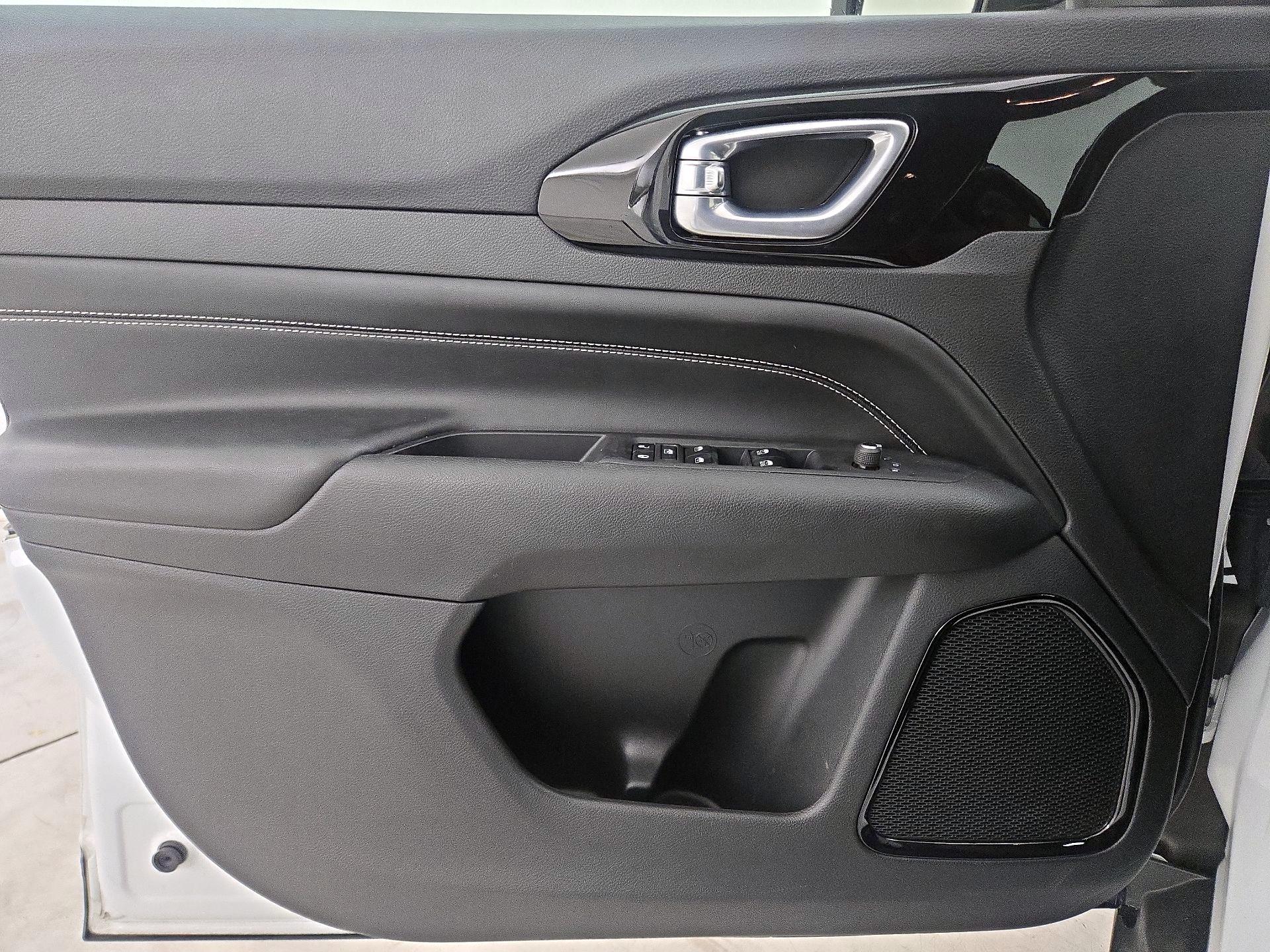 Thumbnail: 2023 Jeep Compass - 12