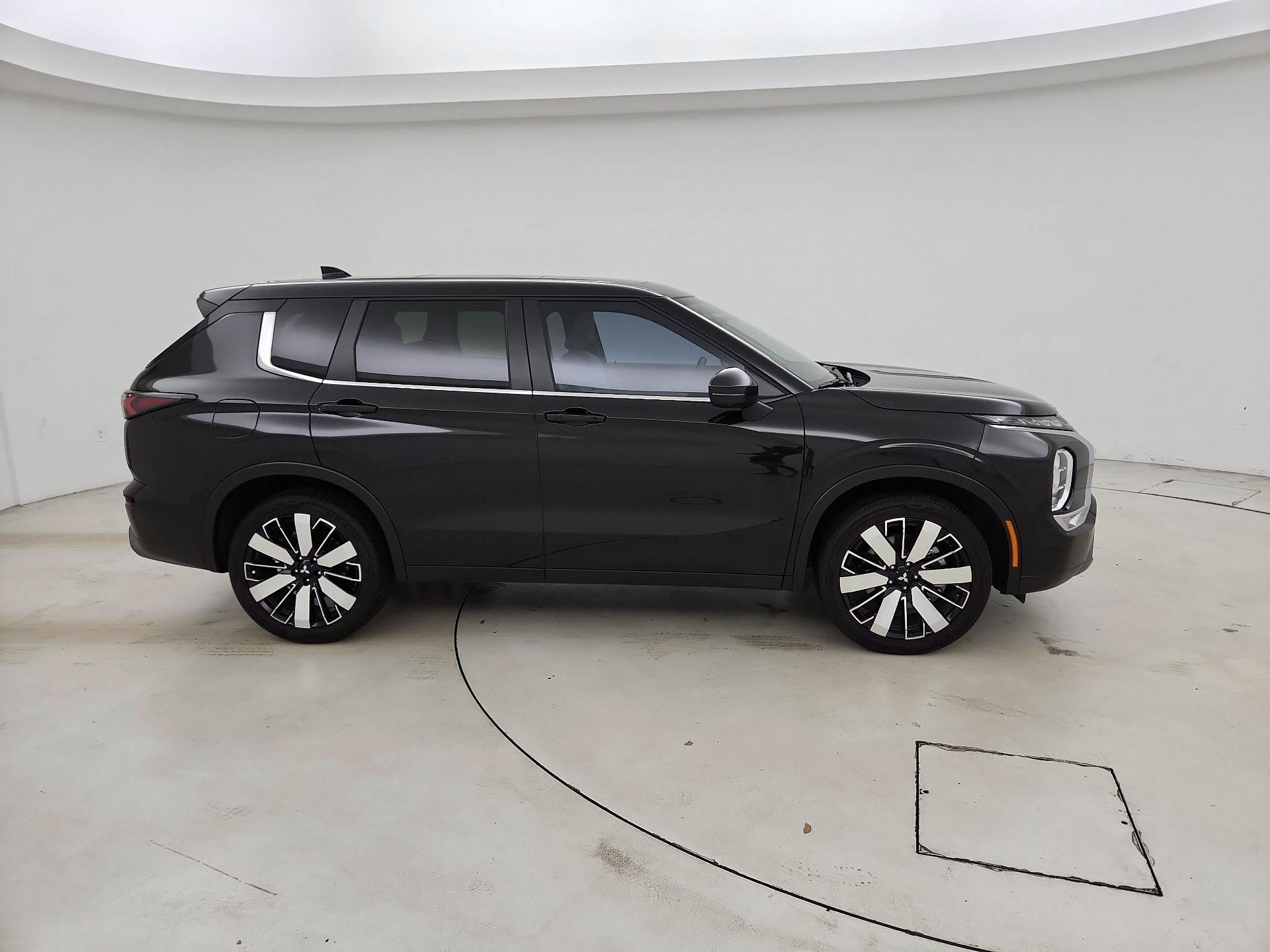 Thumbnail: 2025 Mitsubishi Outlander - 4