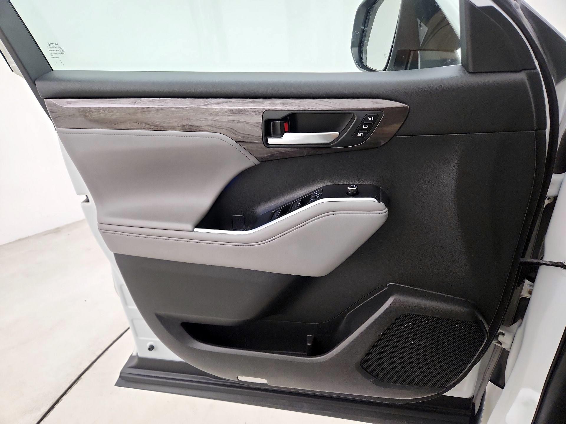 Thumbnail: 2021 Toyota Highlander - 10
