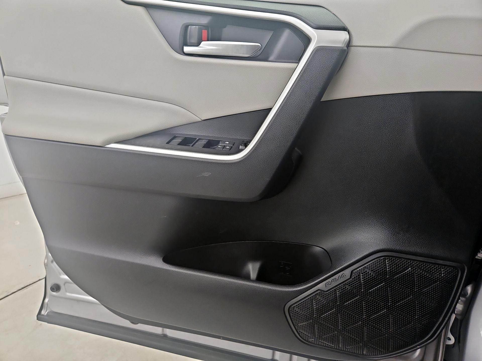 Thumbnail: 2020 Toyota RAV4 - 10