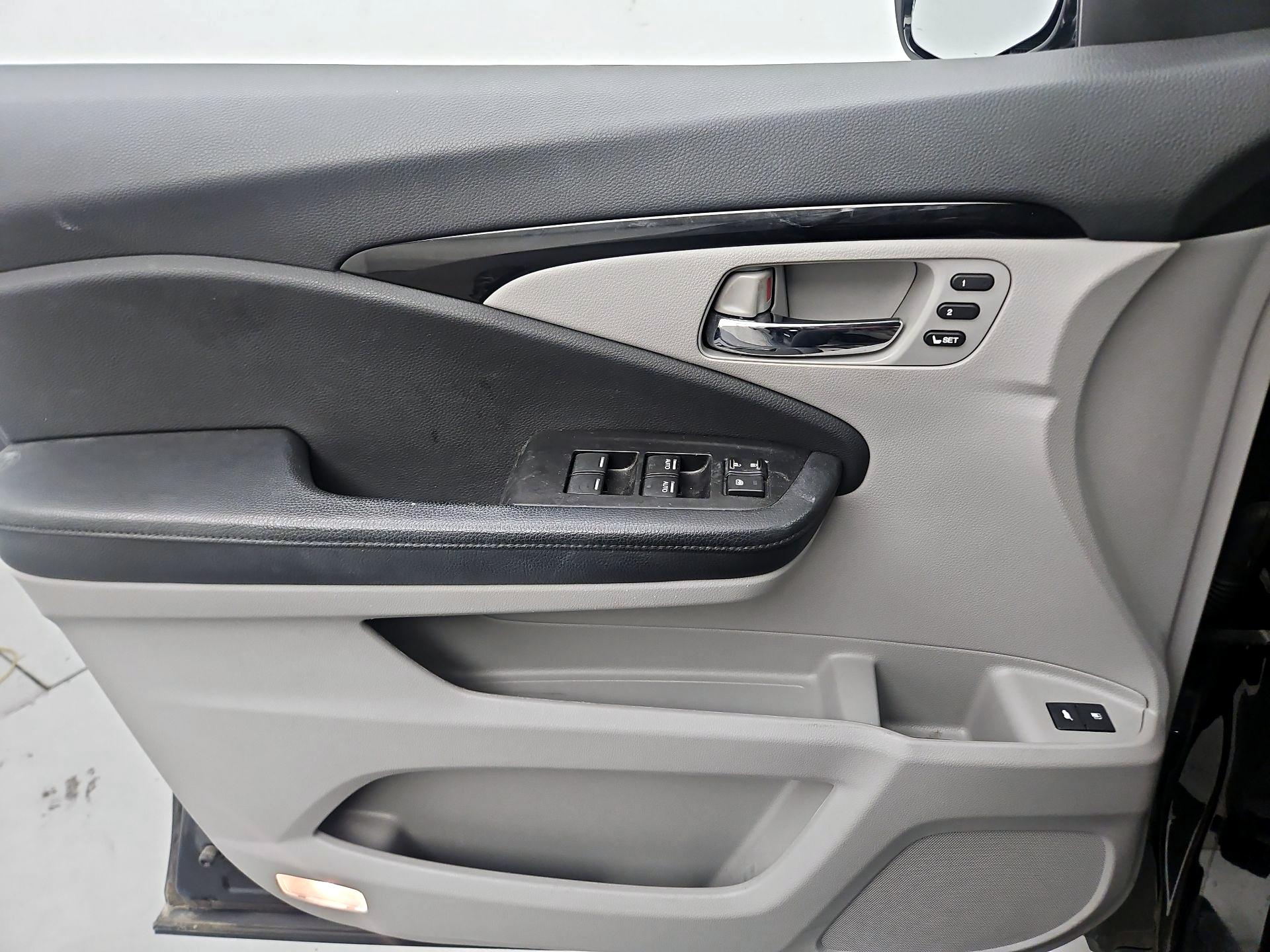 Thumbnail: 2018 Honda Pilot - 10