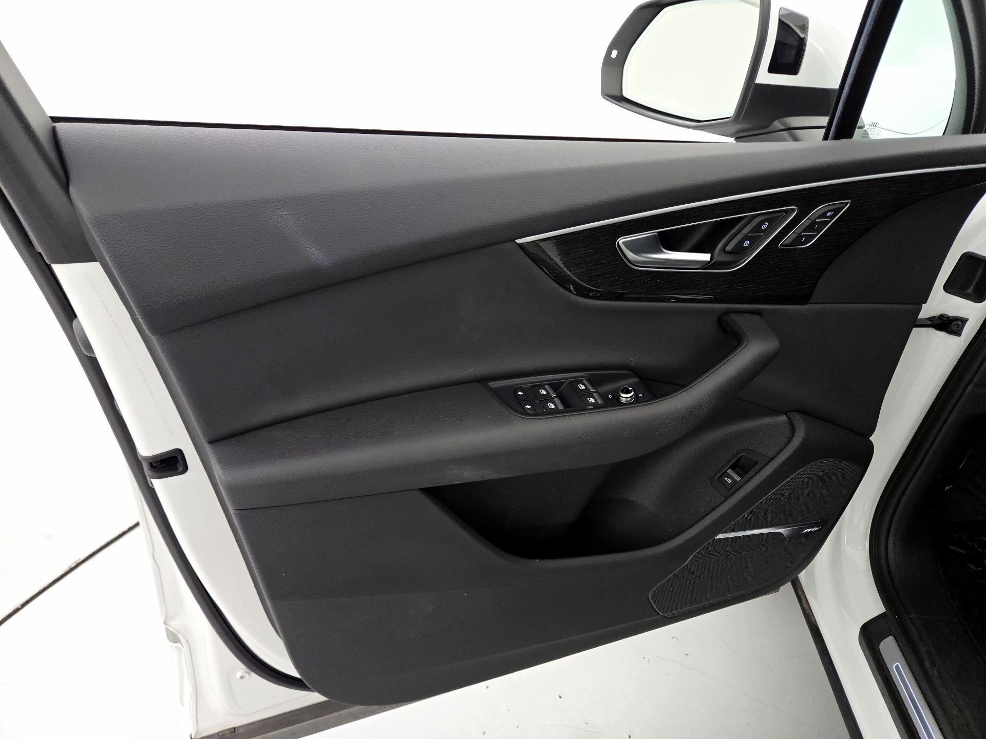 Thumbnail: 2020 Audi Q7 - 12