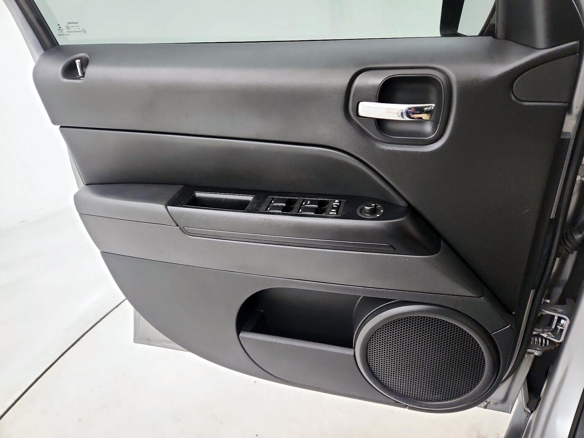 Thumbnail: 2016 Jeep Patriot - 10