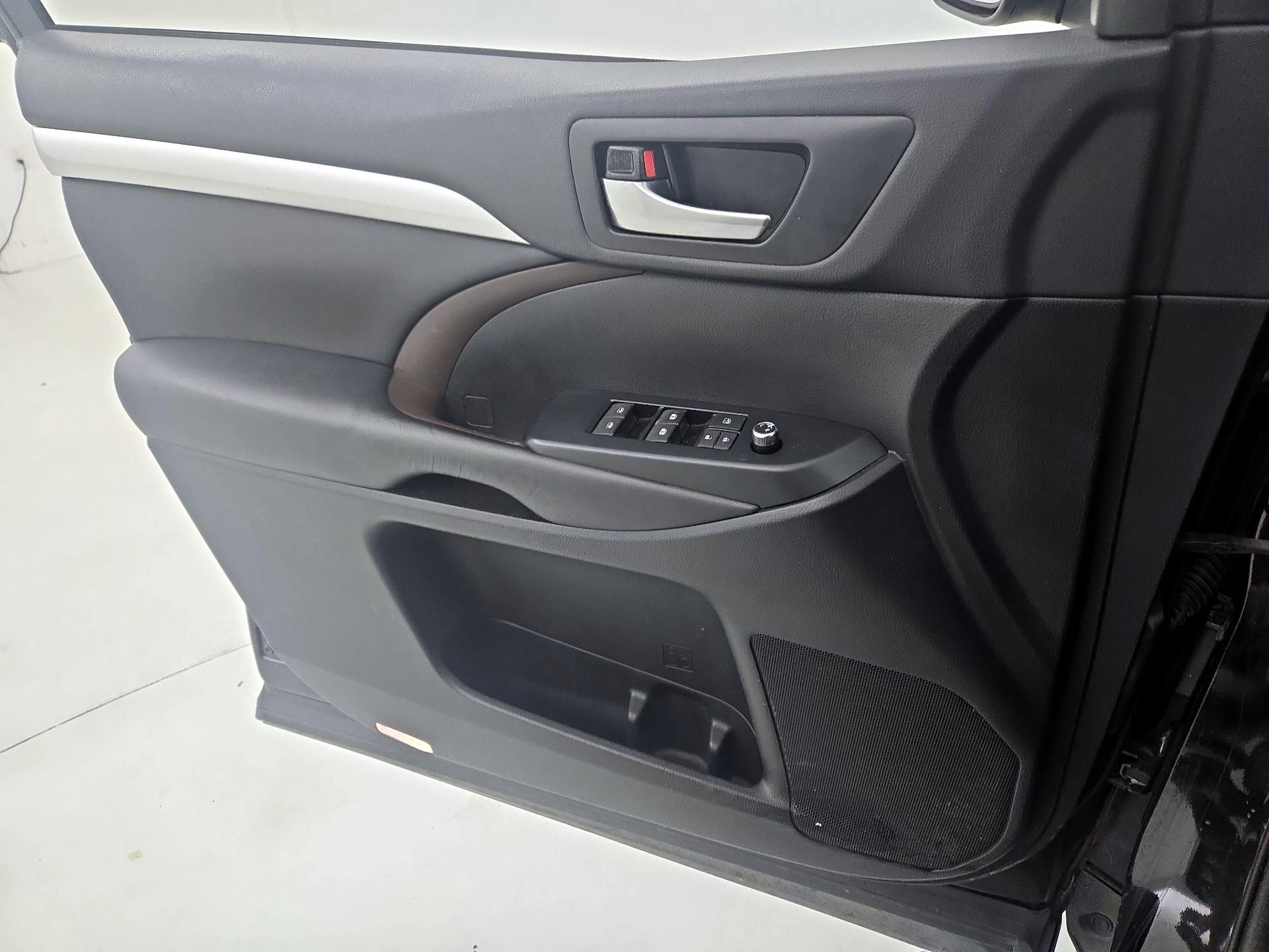 Thumbnail: 2019 Toyota Highlander - 12