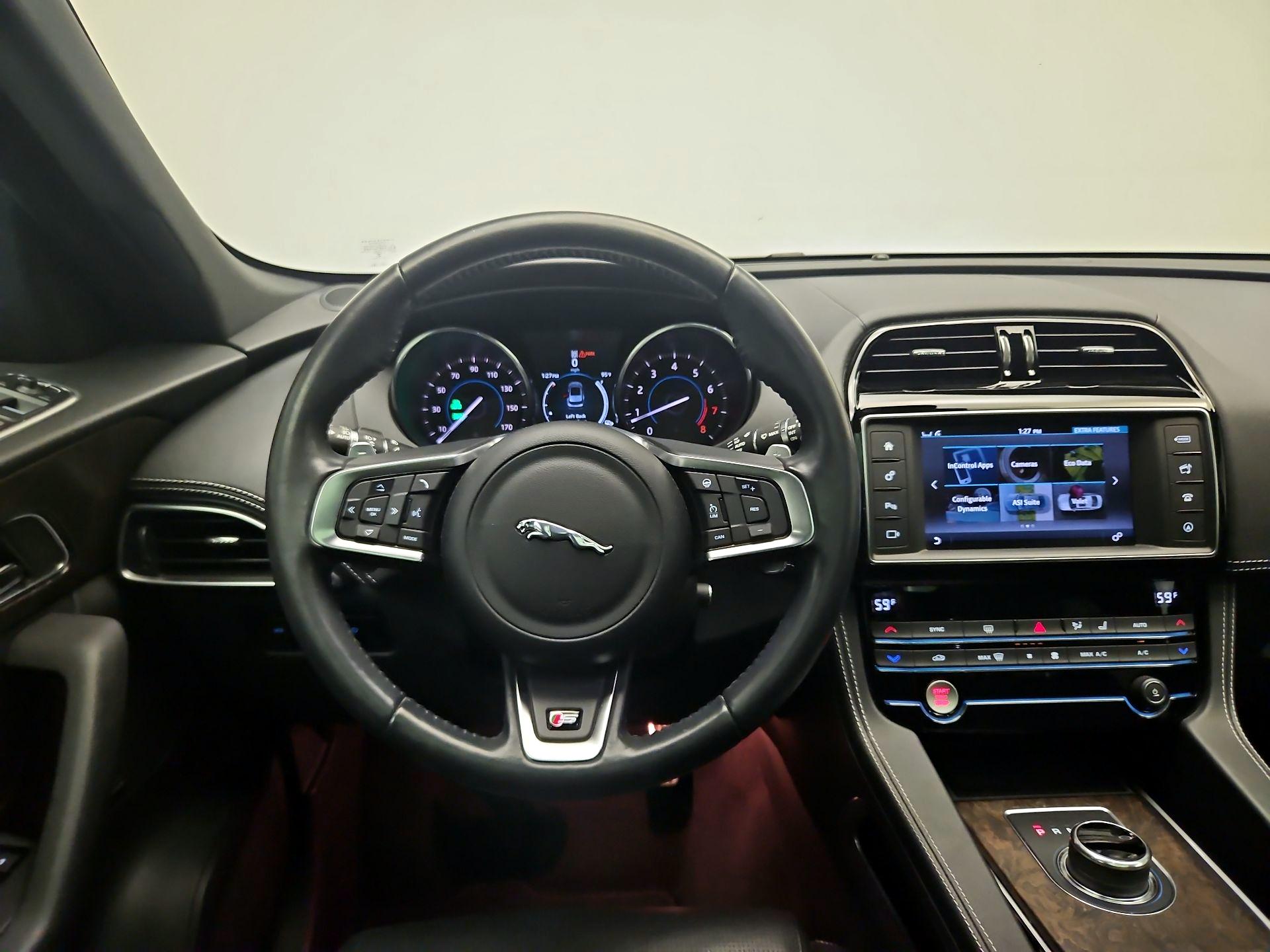 Thumbnail: 2017 Jaguar F-Pace - 10