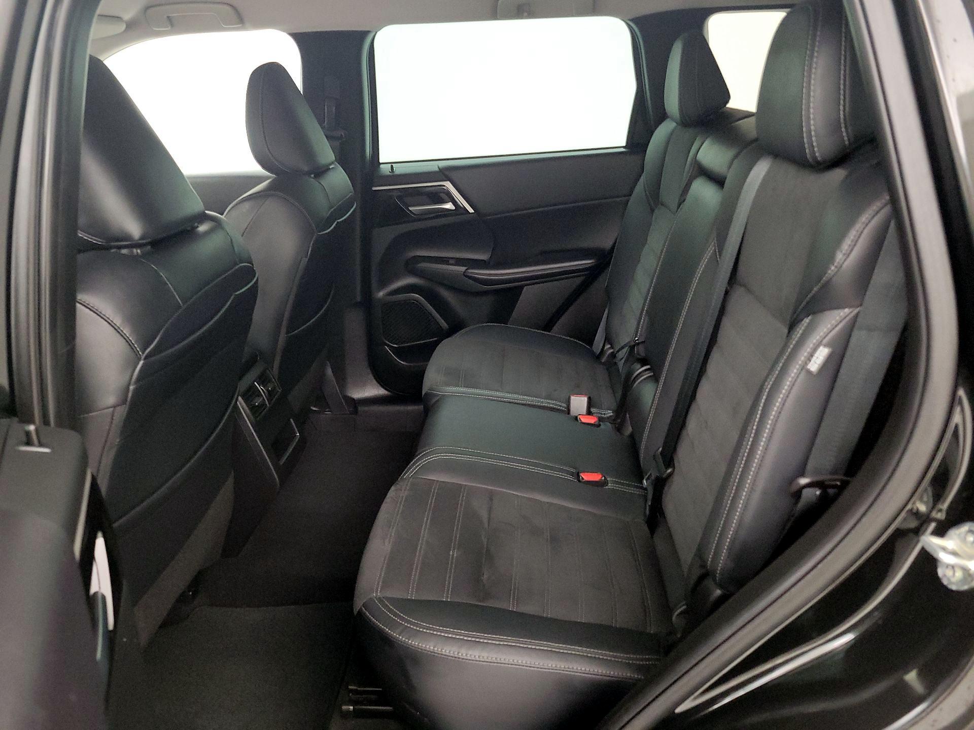 Thumbnail: 2022 Mitsubishi Outlander - 19